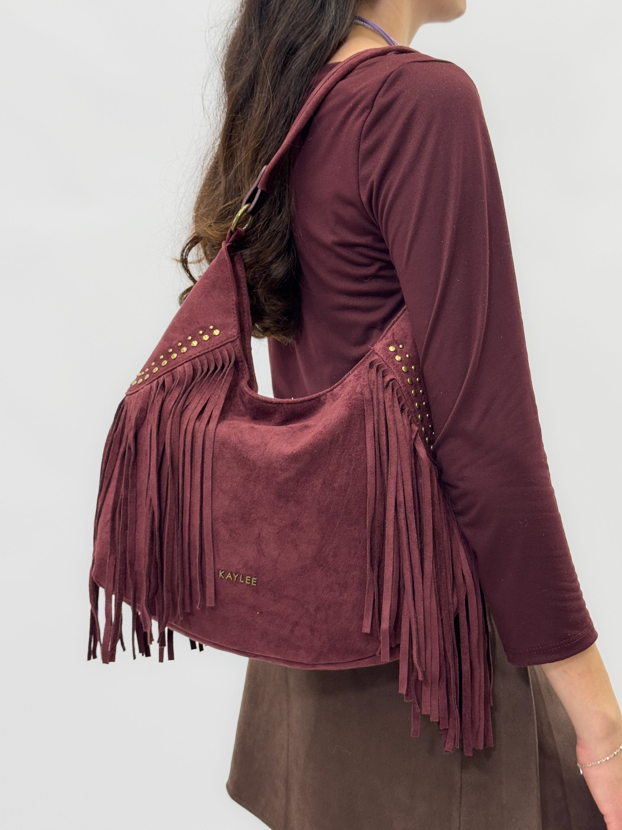 Borsa a spalla in suede con frange e borchie