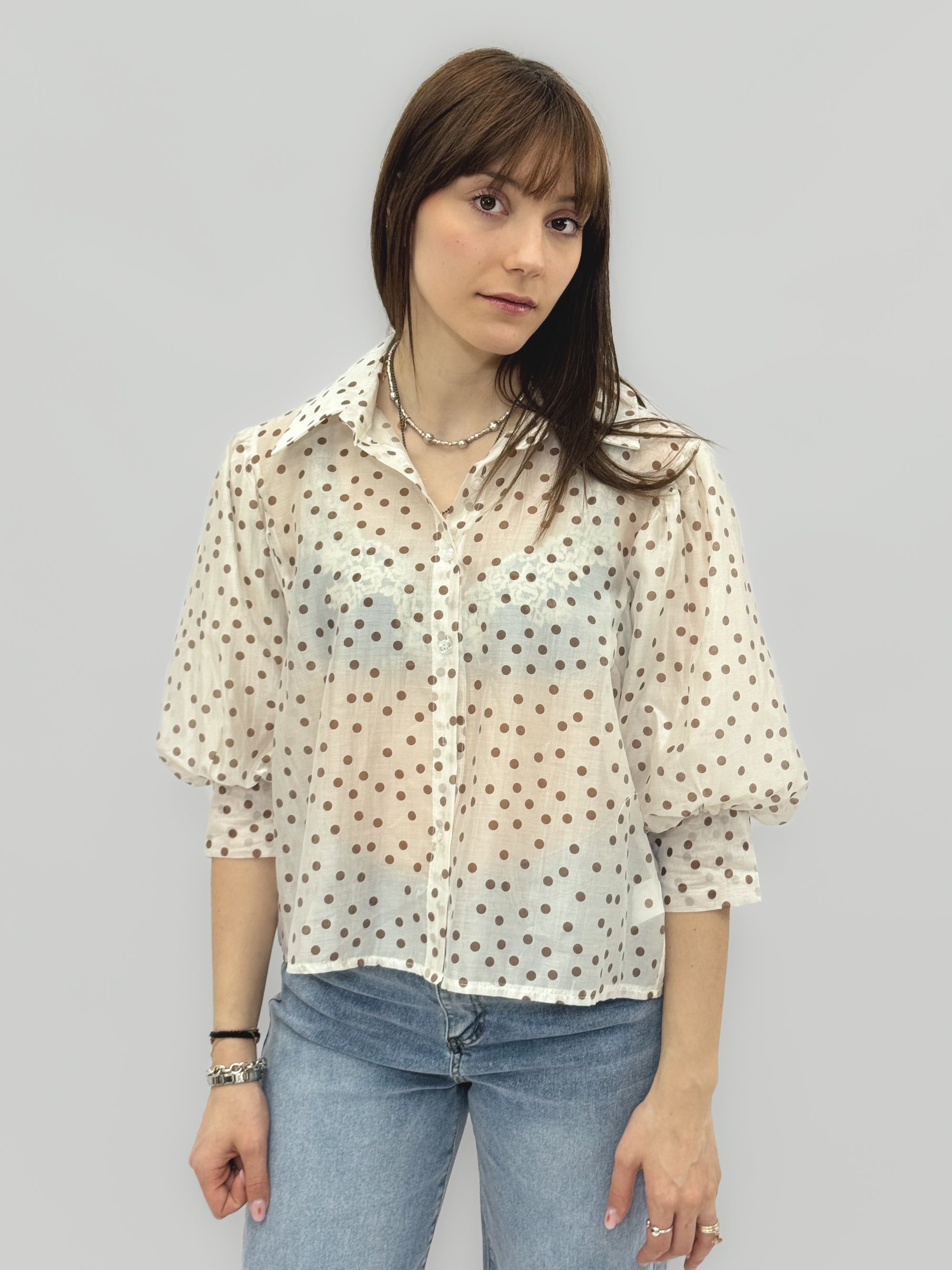 Camicia in chiffon a pois con maniche a sbuffo