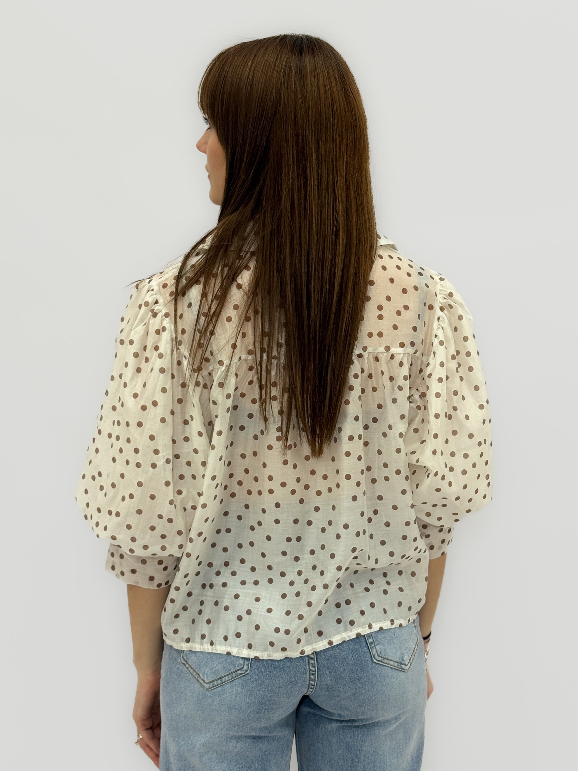 Camicia in chiffon a pois con maniche a sbuffo