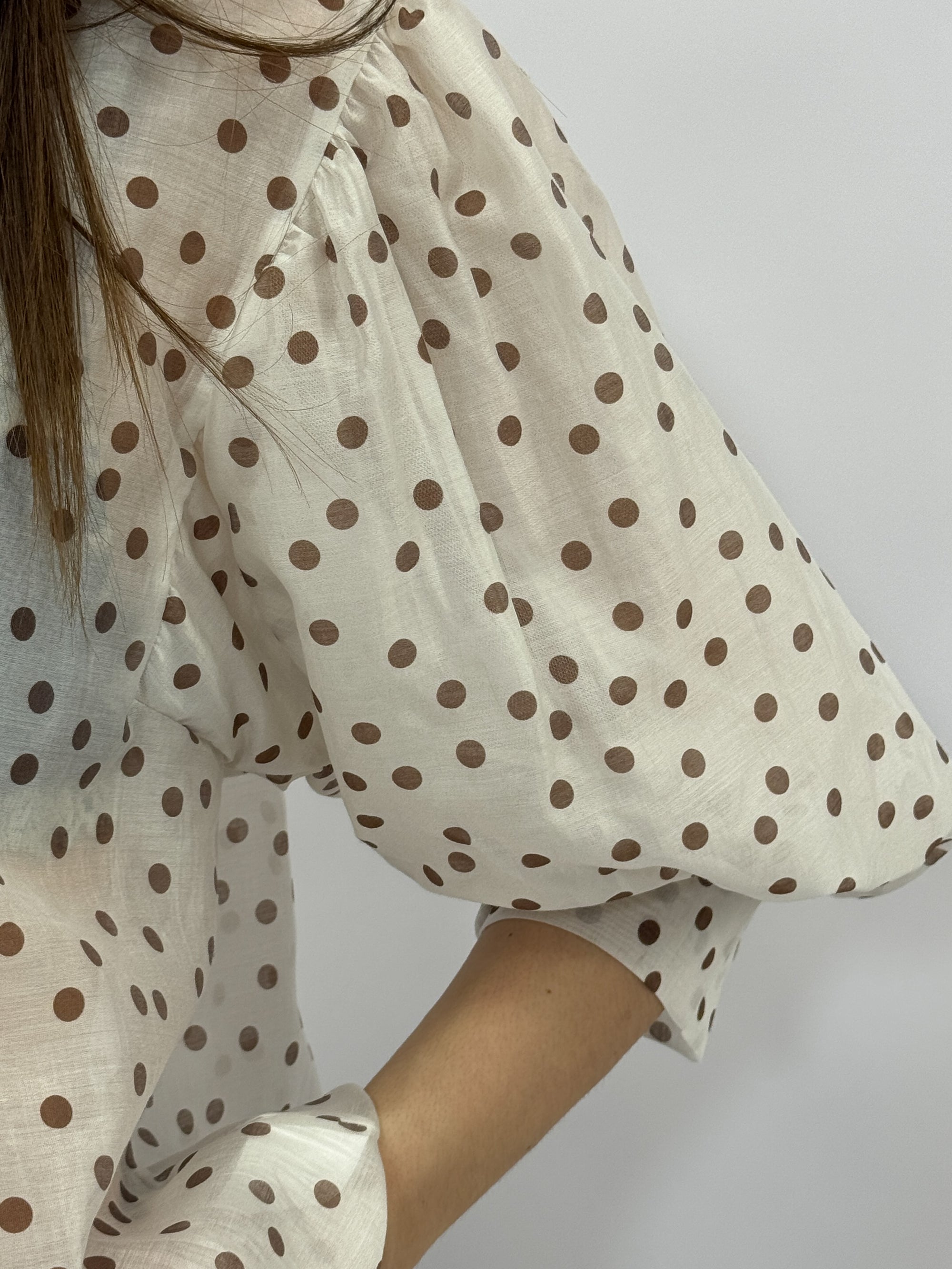 Camicia in chiffon a pois con maniche a sbuffo