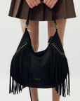 Borsa a spalla in suede con frange e borchie