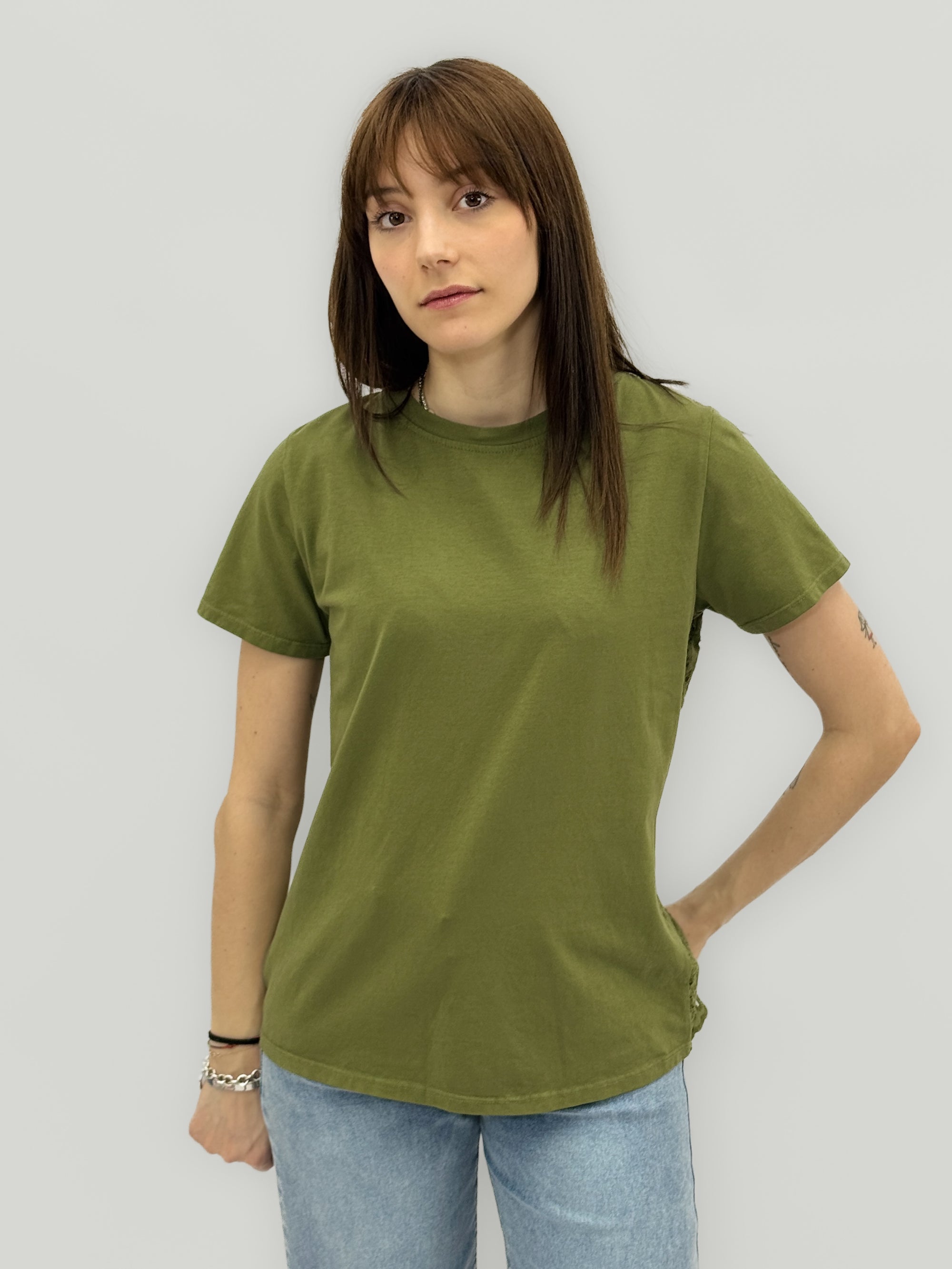 T-shirt con retro in sangallo e fondo smerlato
