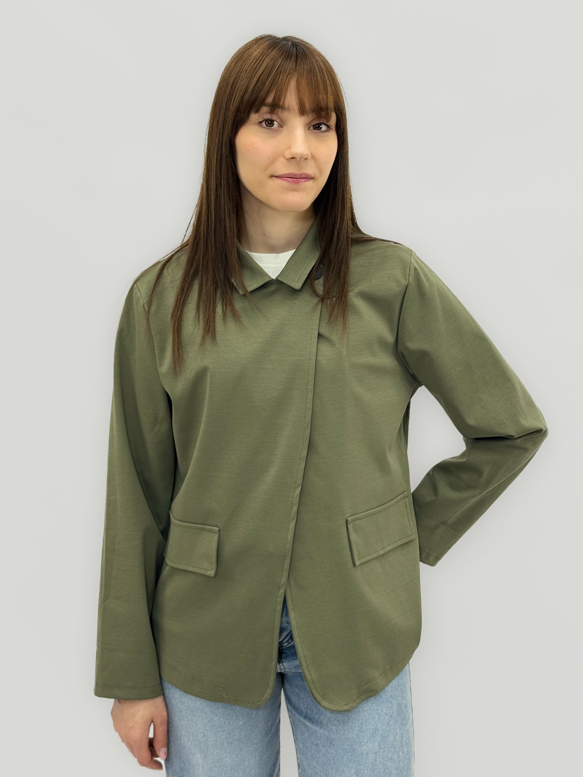 Giacca minimal con collo alto e chiusura asimmetrica