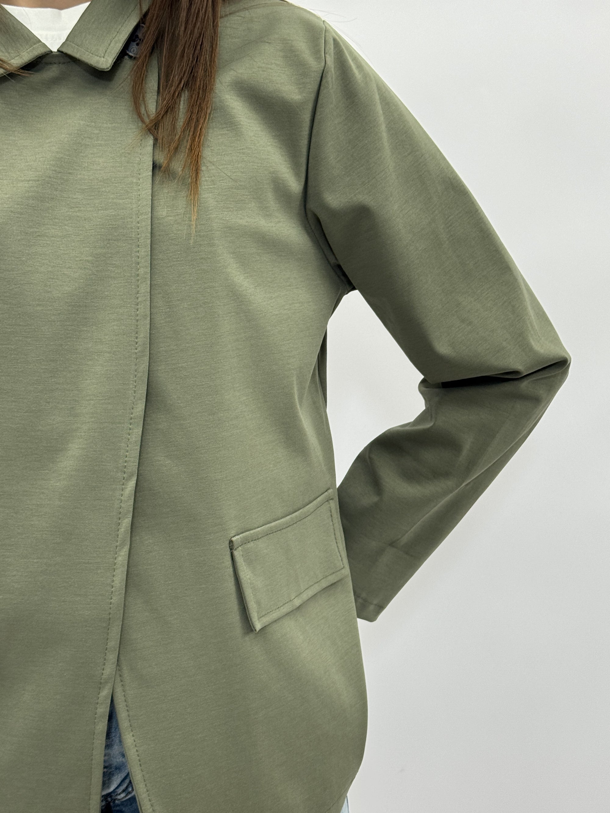 Giacca minimal con collo alto e chiusura asimmetrica