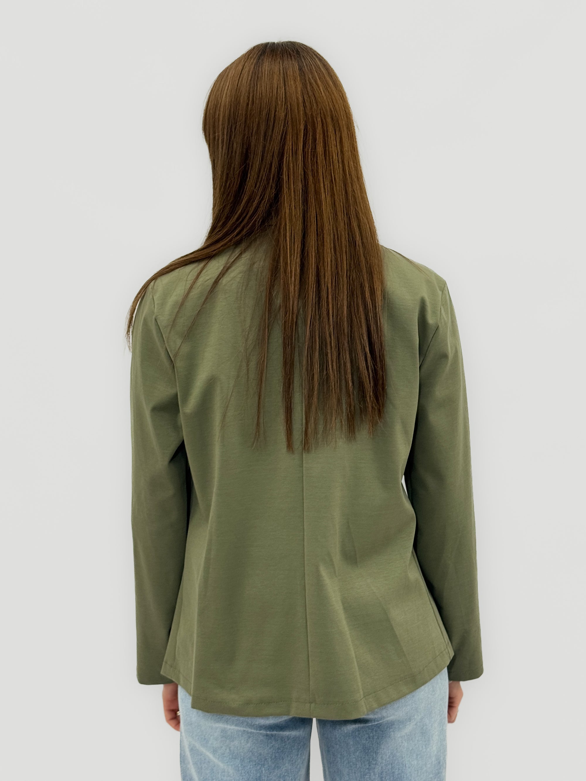 Giacca minimal con collo alto e chiusura asimmetrica