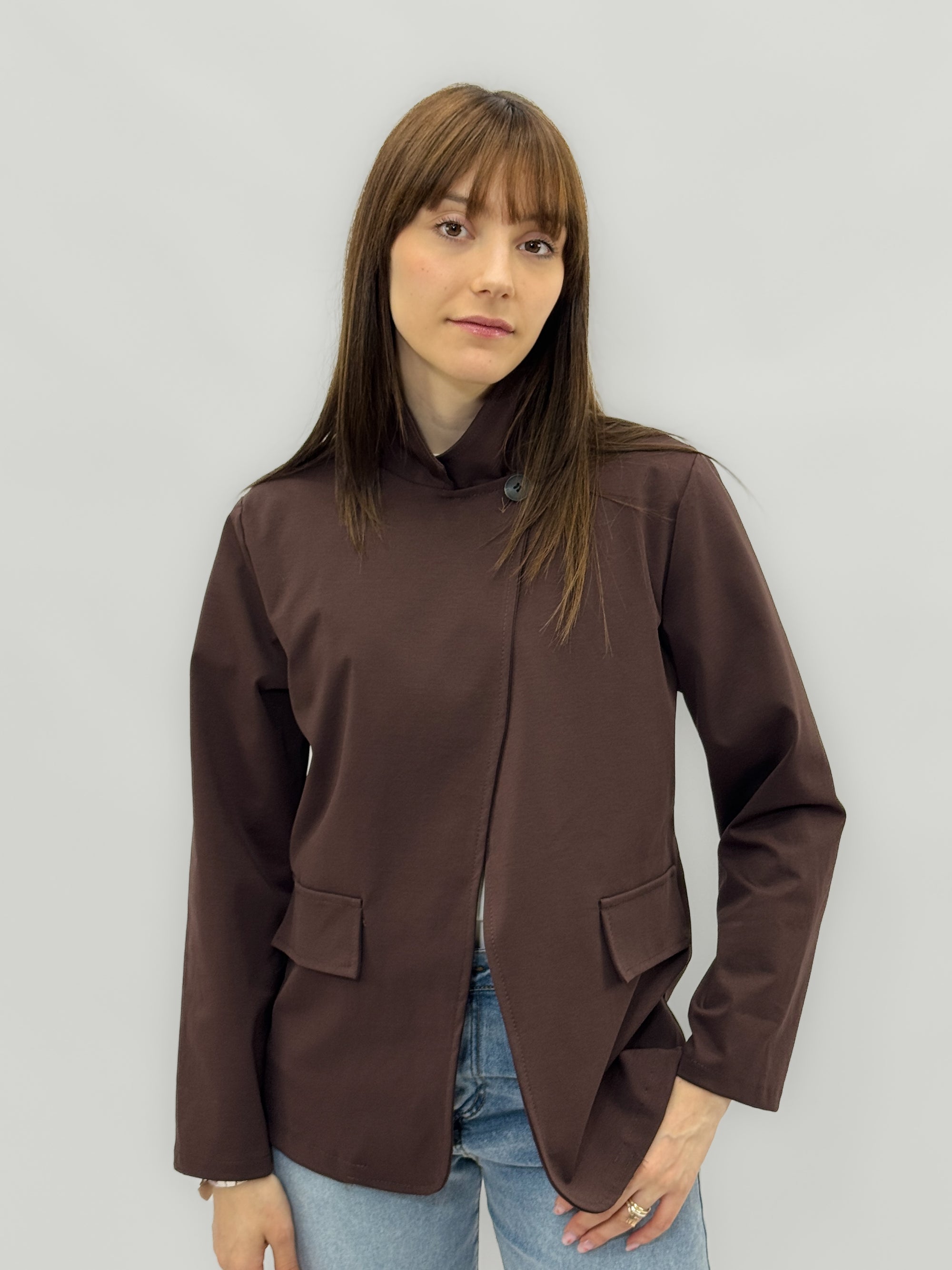 Giacca minimal con collo alto e chiusura asimmetrica