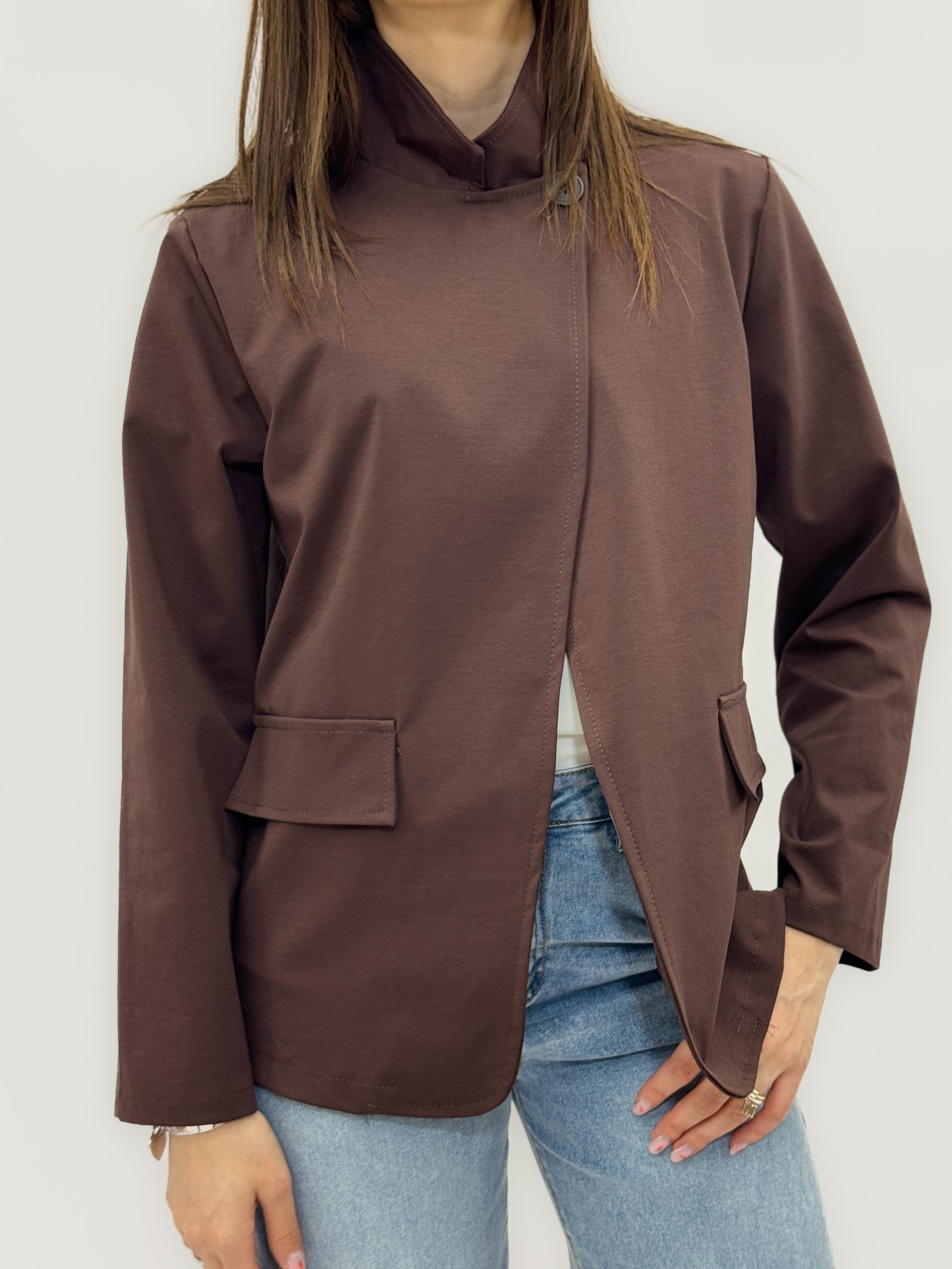 Giacca minimal con collo alto e chiusura asimmetrica