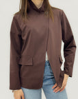 Giacca minimal con collo alto e chiusura asimmetrica