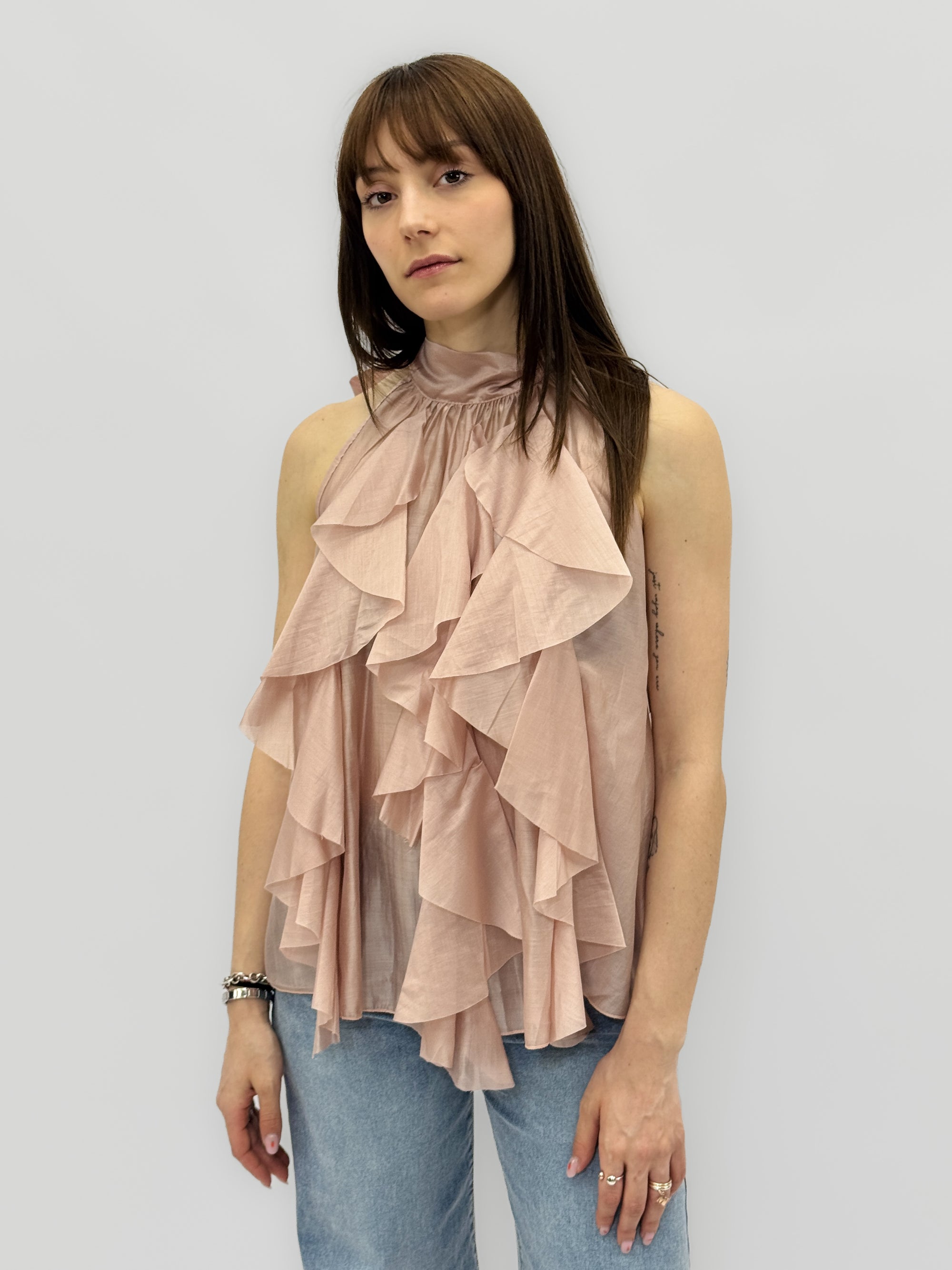Top smanicato con collo alto e balze frontali