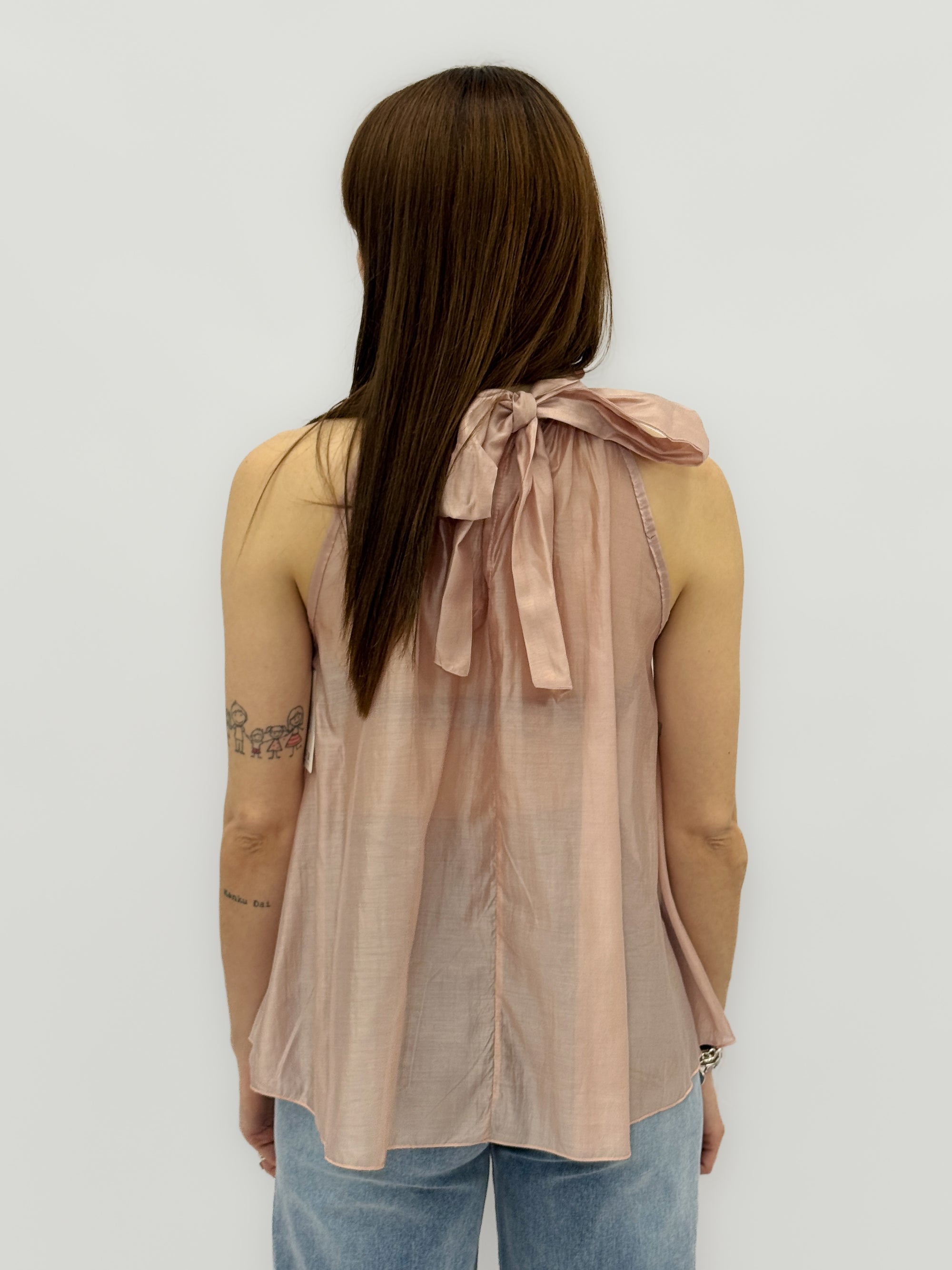 Top smanicato con collo alto e balze frontali