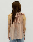 Top smanicato con collo alto e balze frontali