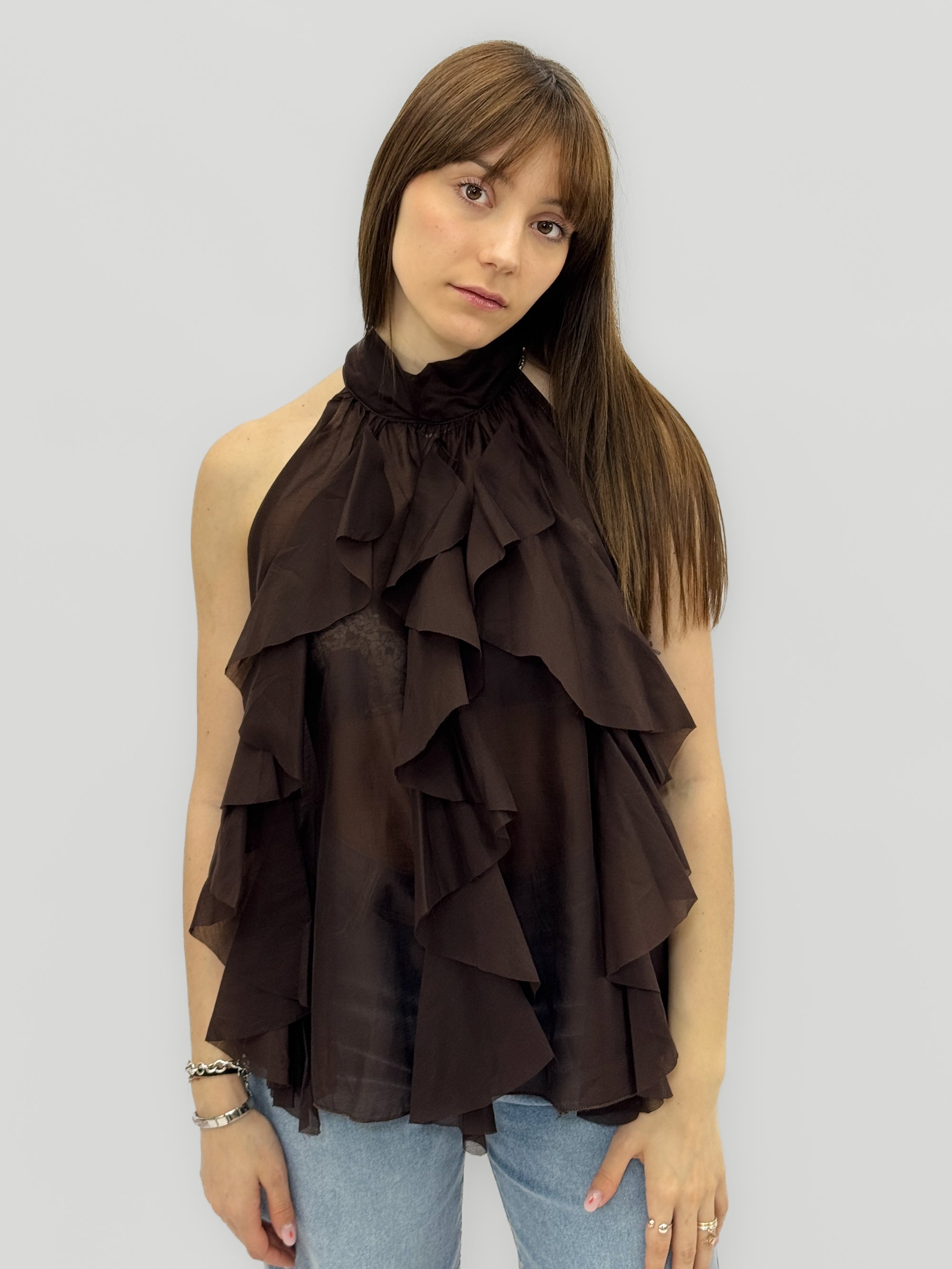 Top smanicato con collo alto e balze frontali