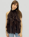 Top smanicato con collo alto e balze frontali