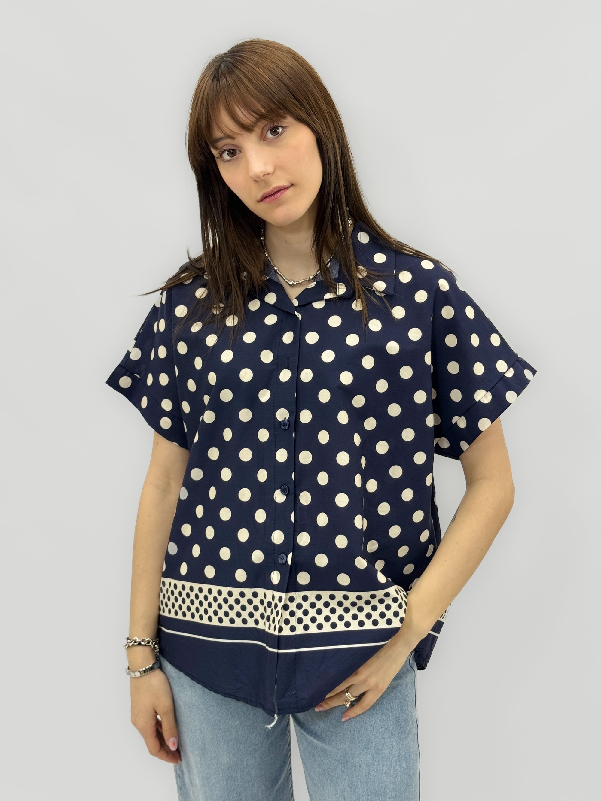 Camicia a pois con maniche corte e fondo decorato