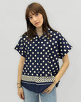 Camicia a pois con maniche corte e fondo decorato