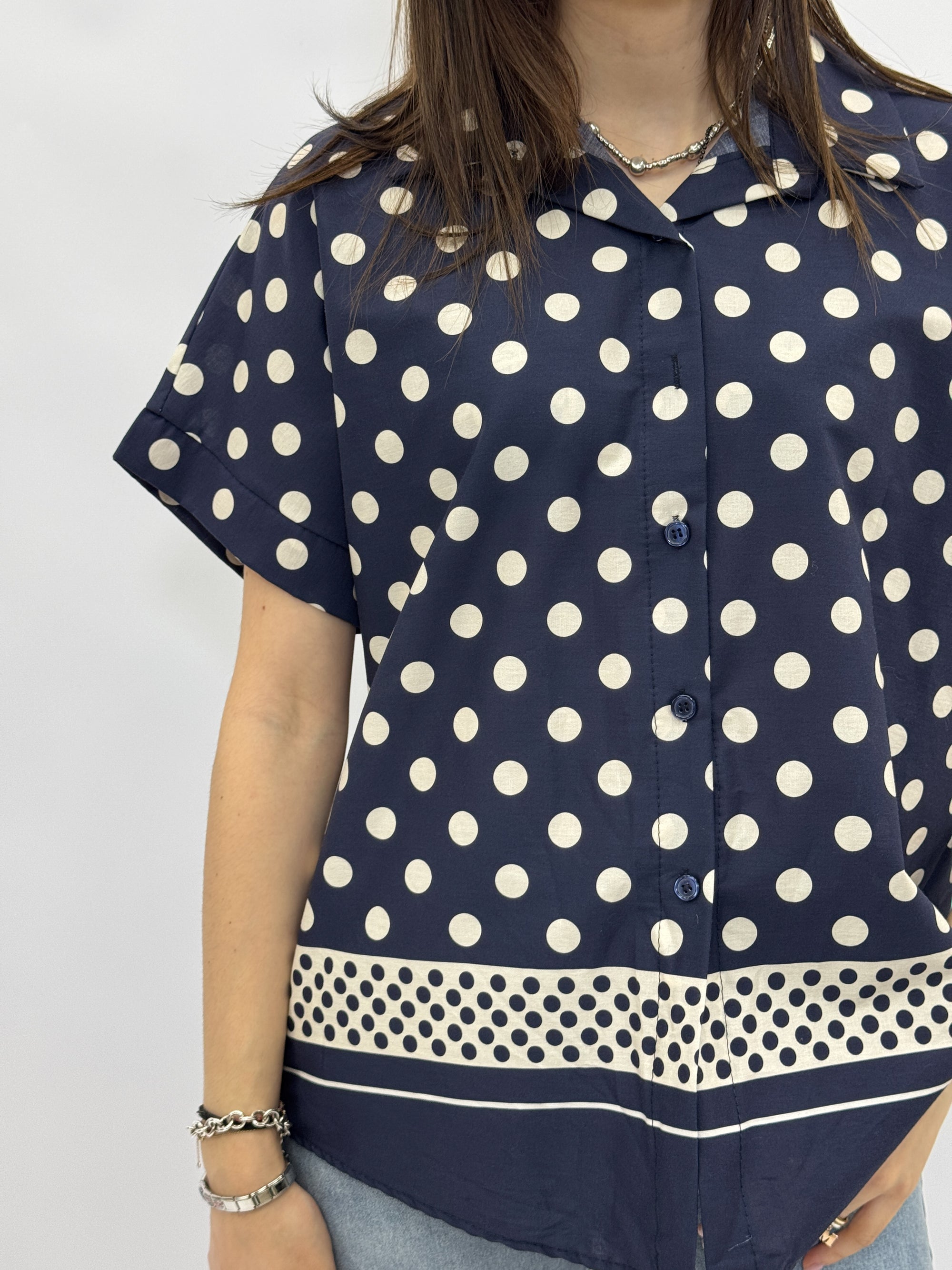 Camicia a pois con maniche corte e fondo decorato