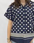 Camicia a pois con maniche corte e fondo decorato