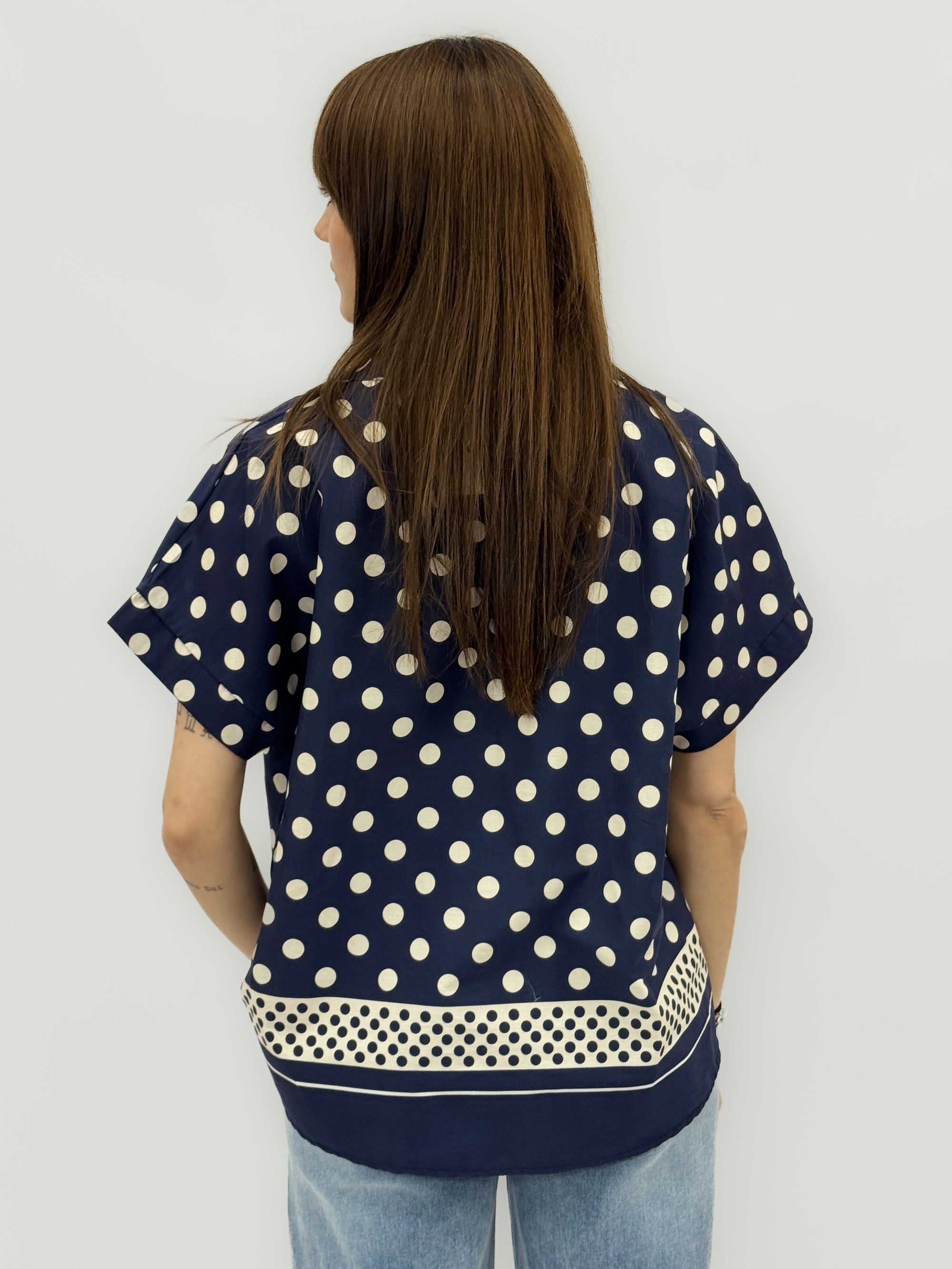 Camicia a pois con maniche corte e fondo decorato
