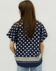 Camicia a pois con maniche corte e fondo decorato