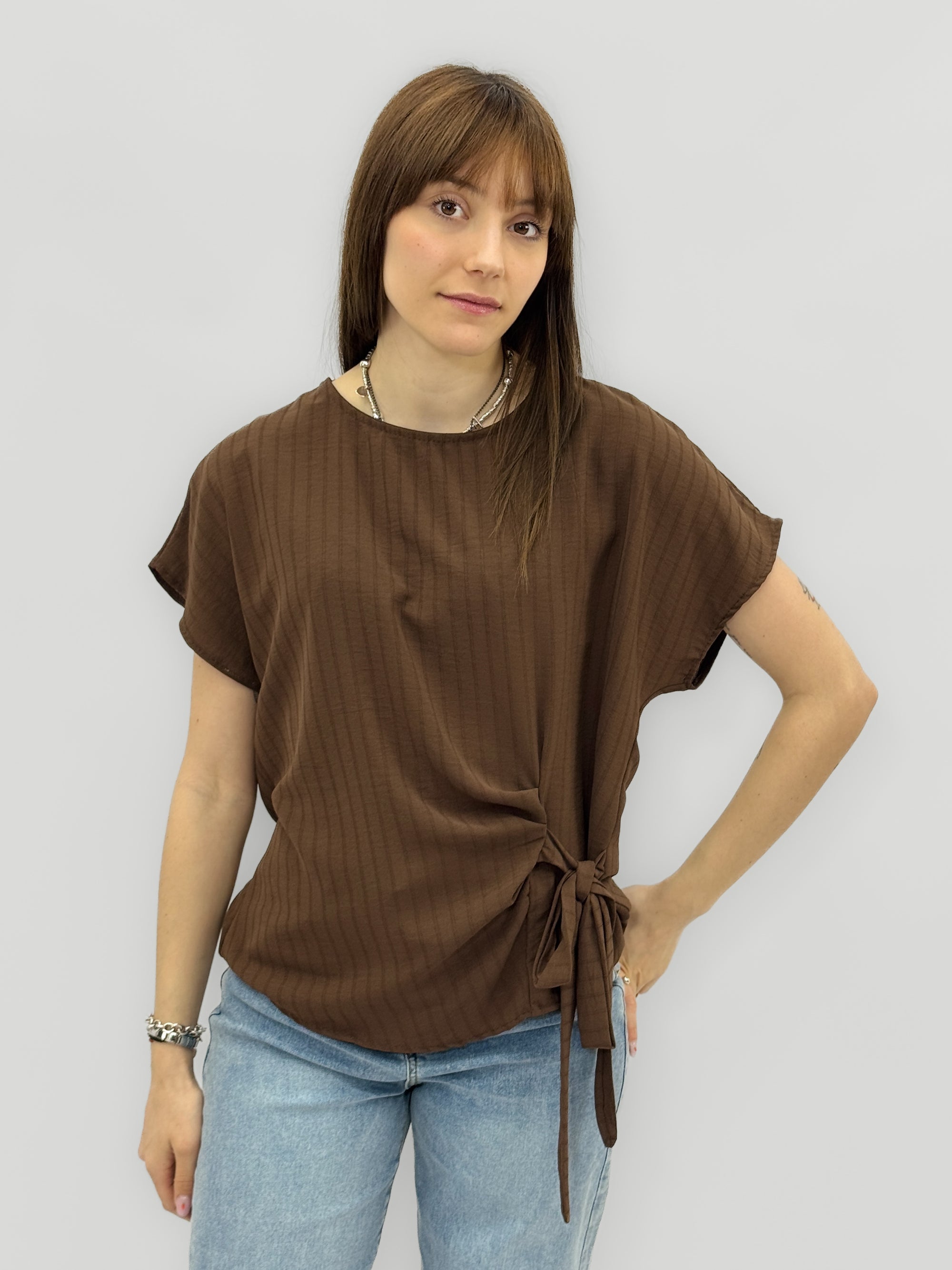 Blusa a righe con nodo laterale