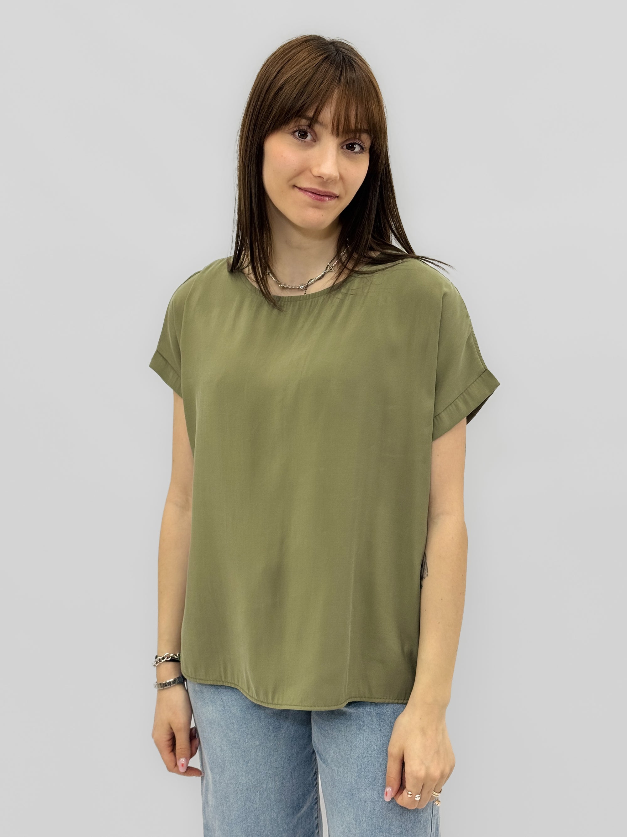 Blusa fluida con bottoni sul retro e maniche corte