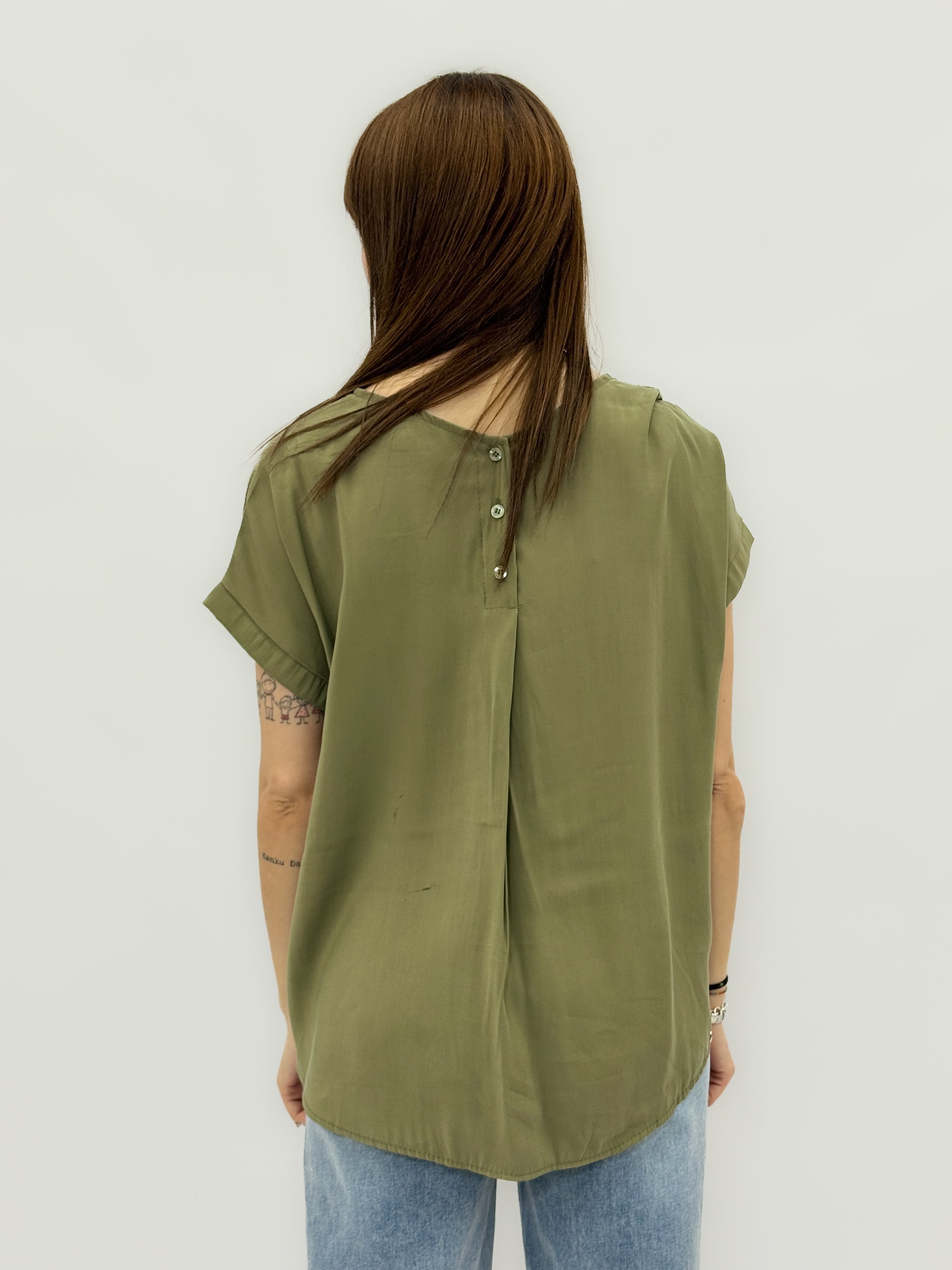 Blusa fluida con bottoni sul retro e maniche corte