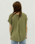 Blusa fluida con bottoni sul retro e maniche corte