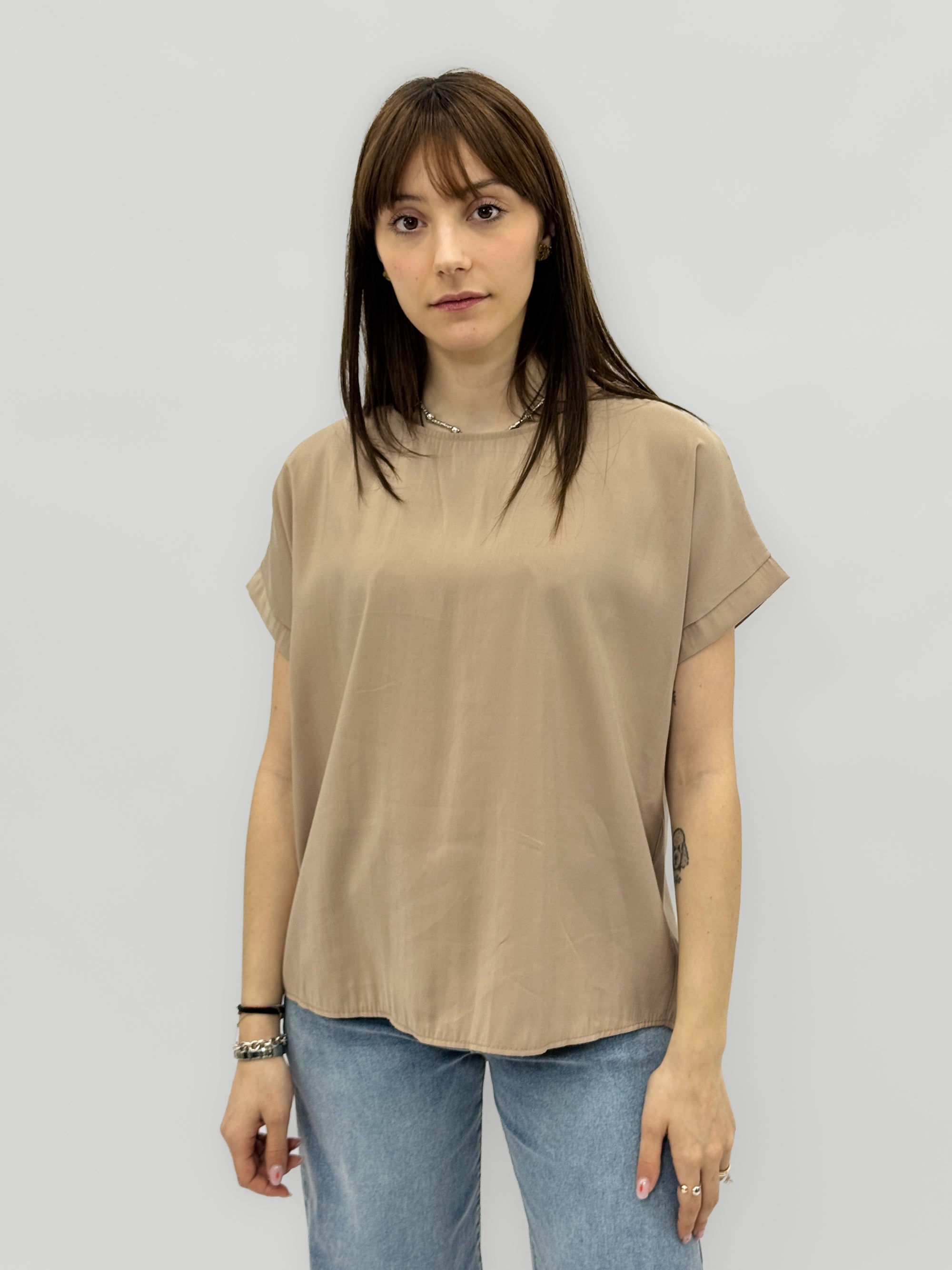 Blusa fluida con bottoni sul retro e maniche corte