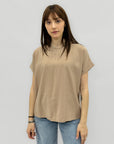 Blusa fluida con bottoni sul retro e maniche corte