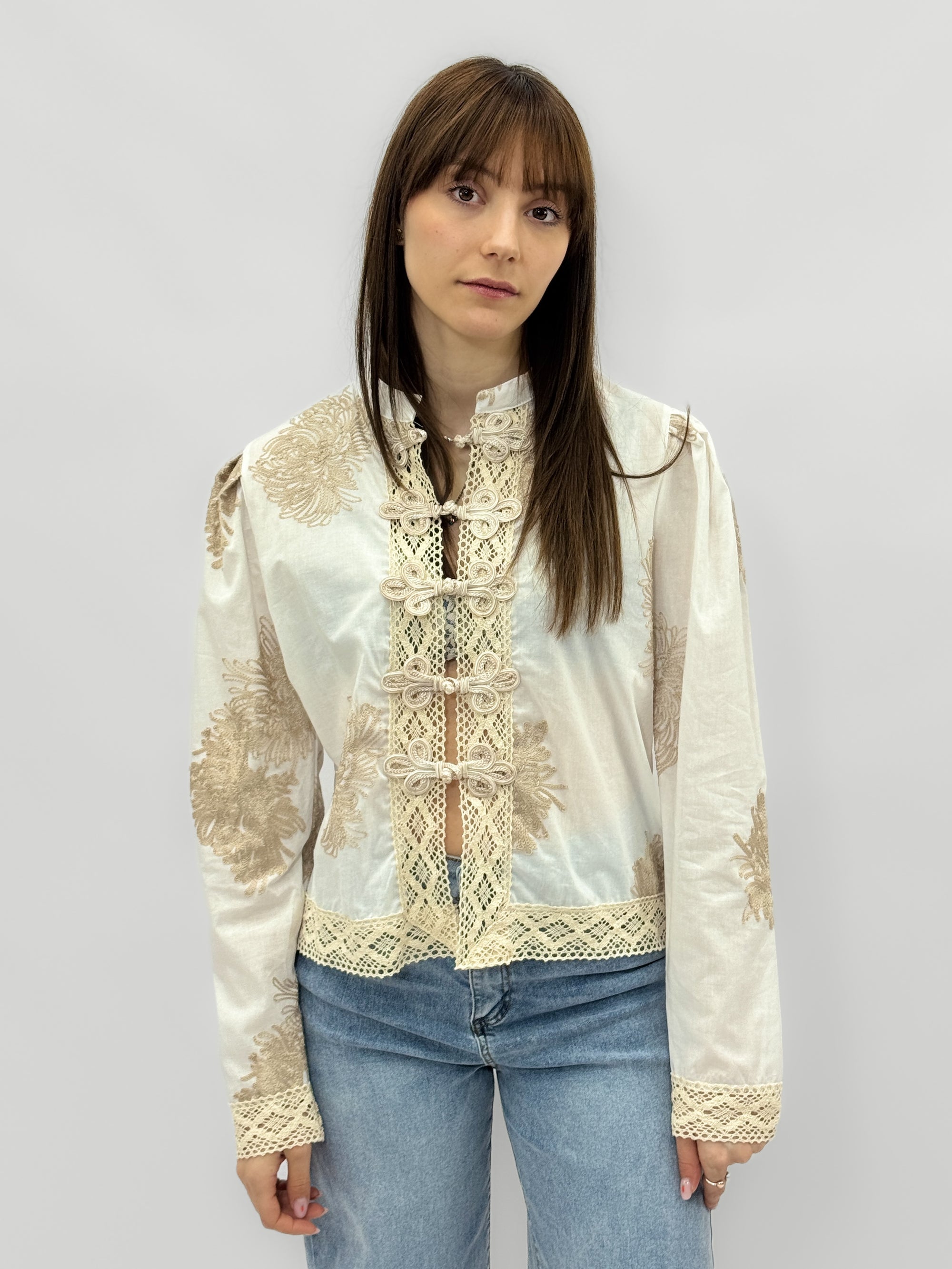 Camicia ricamata con inserti in pizzo e chiusura decorativa