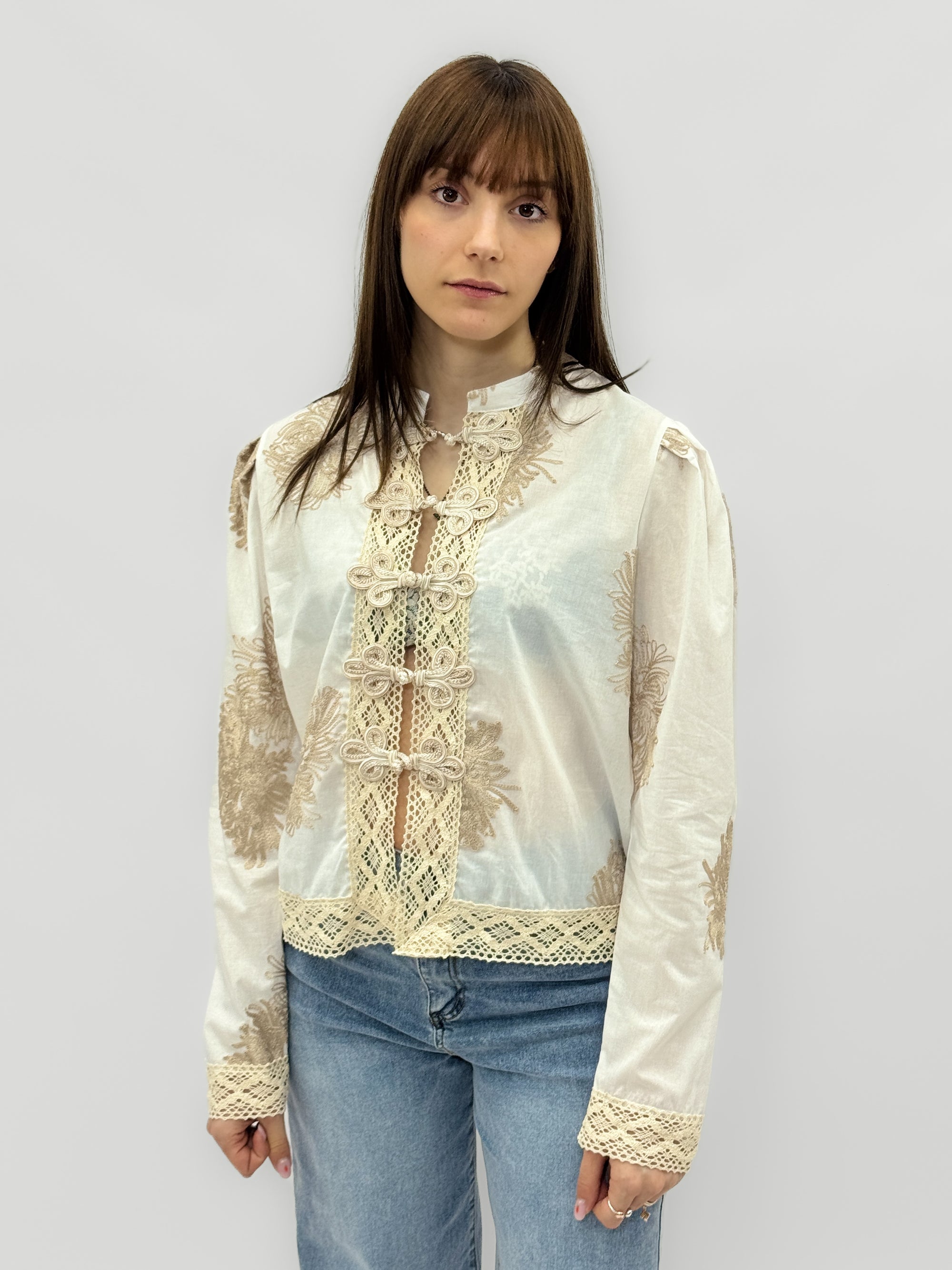 Camicia ricamata con inserti in pizzo e chiusura decorativa