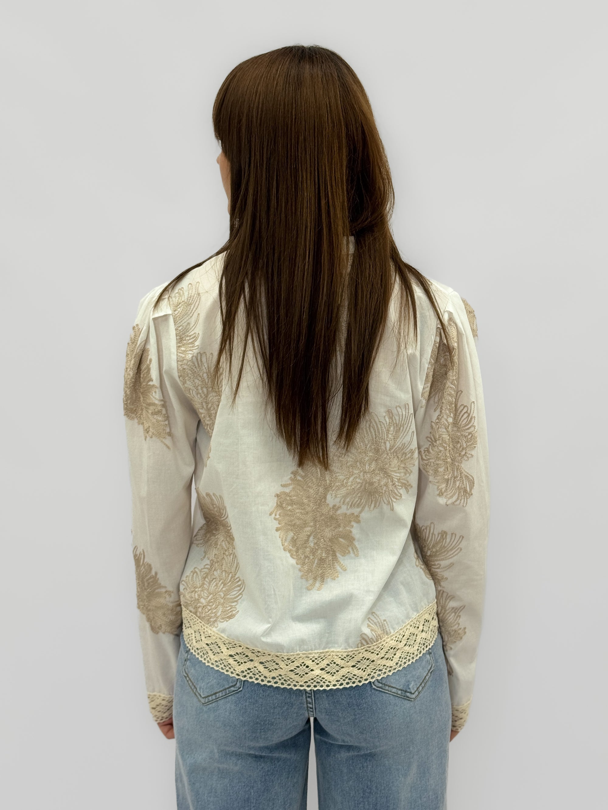 Camicia ricamata con inserti in pizzo e chiusura decorativa