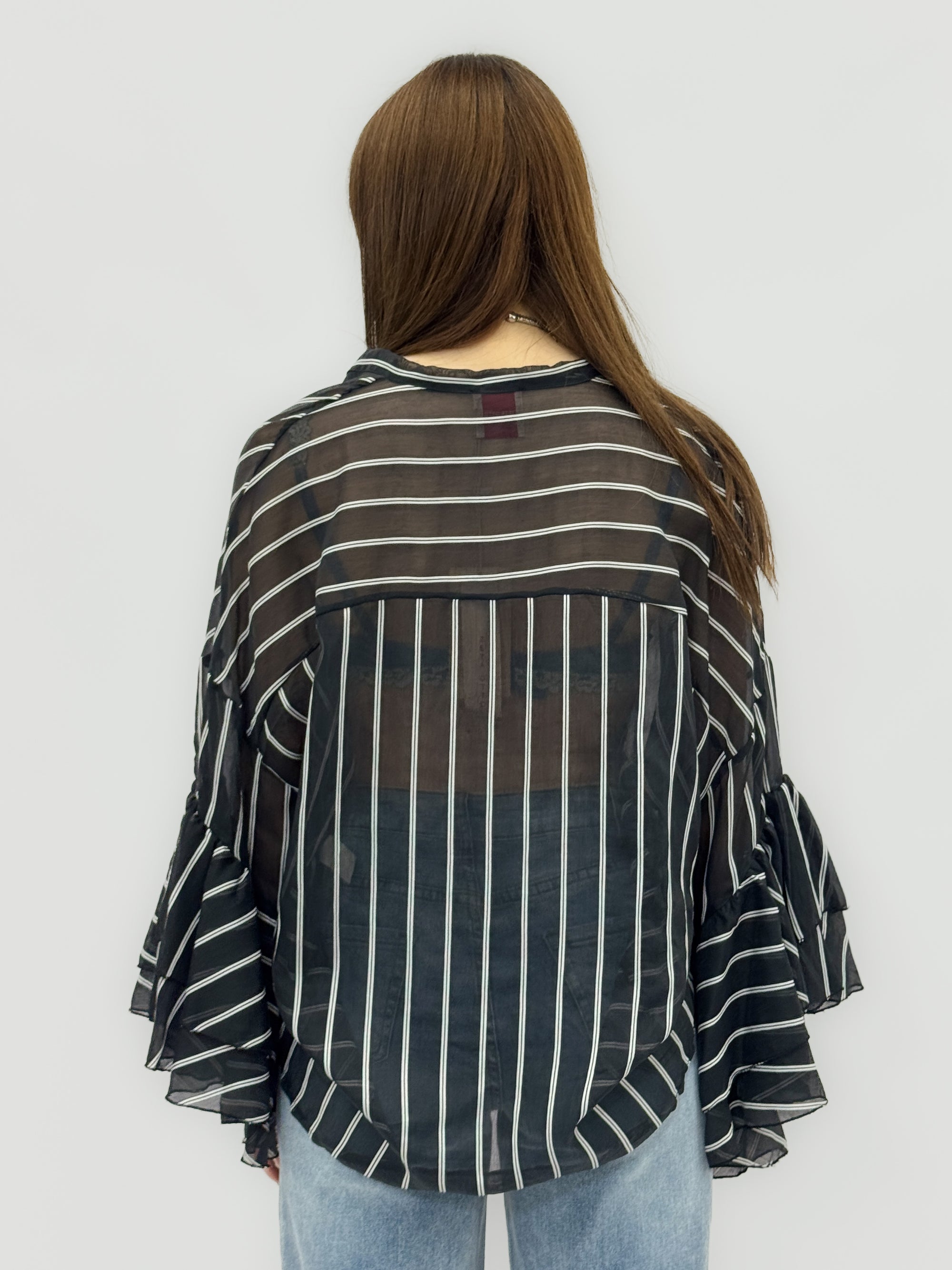 Blusa leggera a righe con maniche ampie a balze