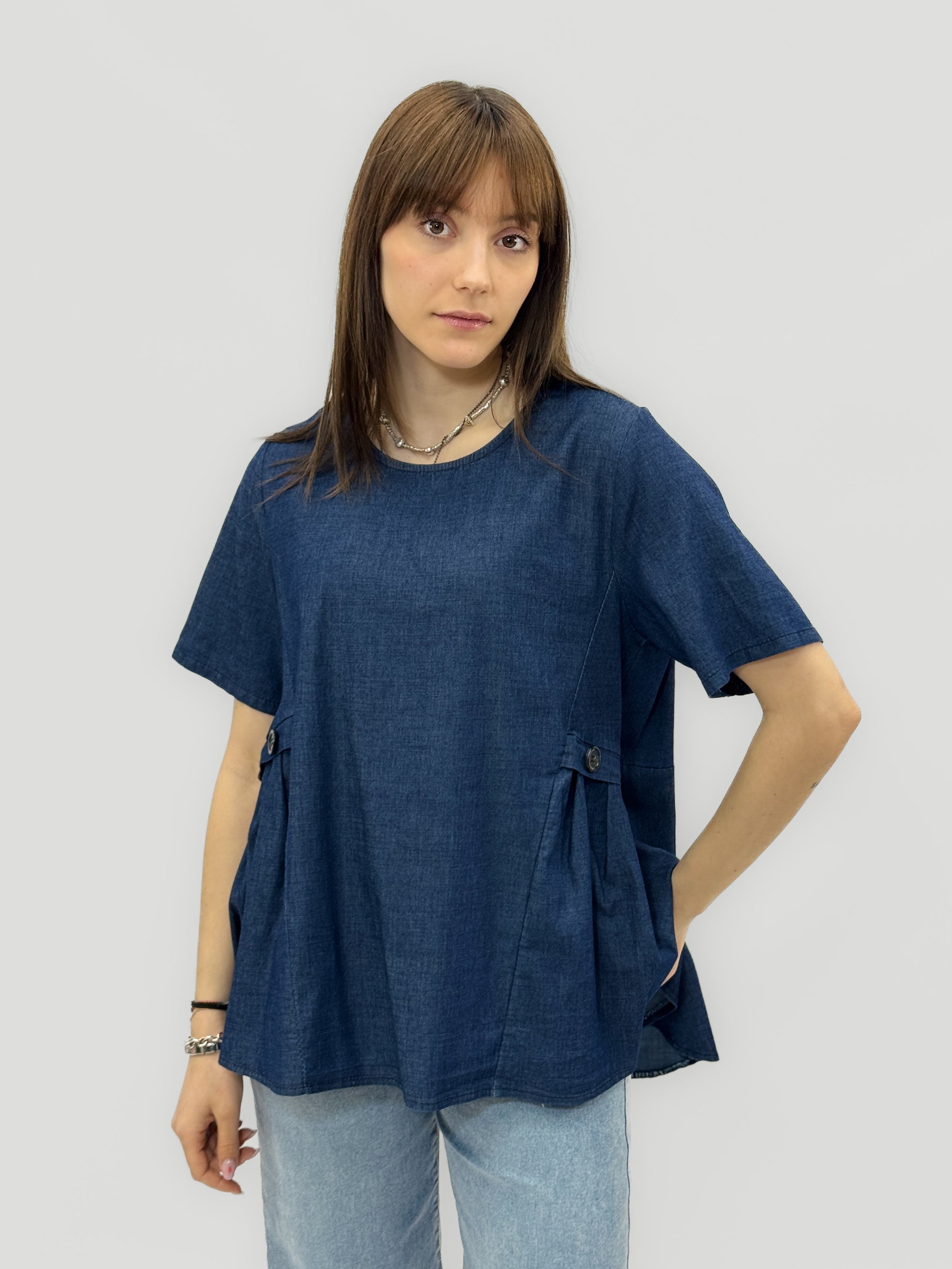Blusa in denim leggero con pieghe laterali e bottoni