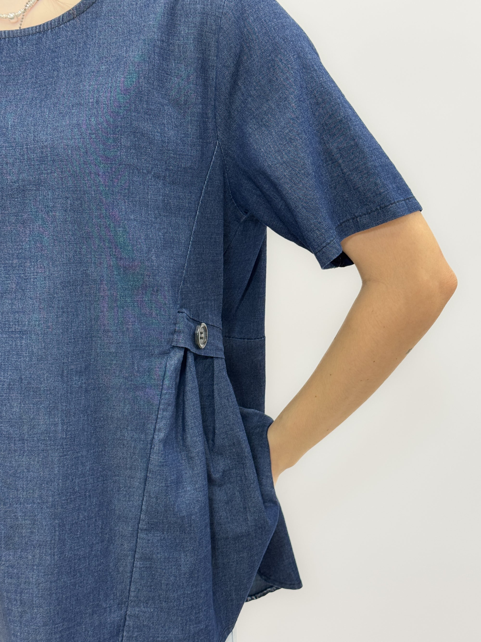 Blusa in denim leggero con pieghe laterali e bottoni