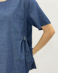 Blusa in denim leggero con pieghe laterali e bottoni