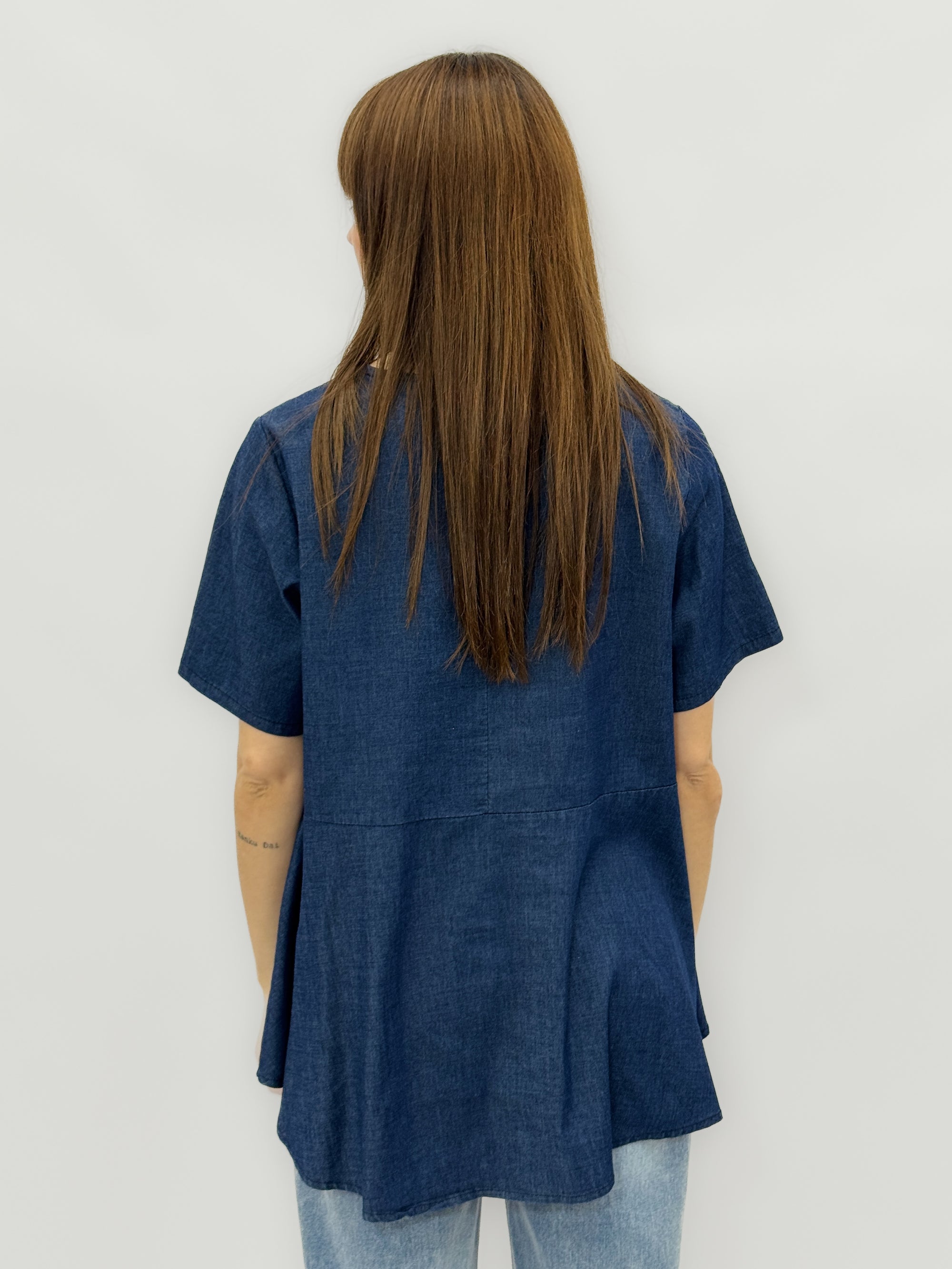 Blusa in denim leggero con pieghe laterali e bottoni