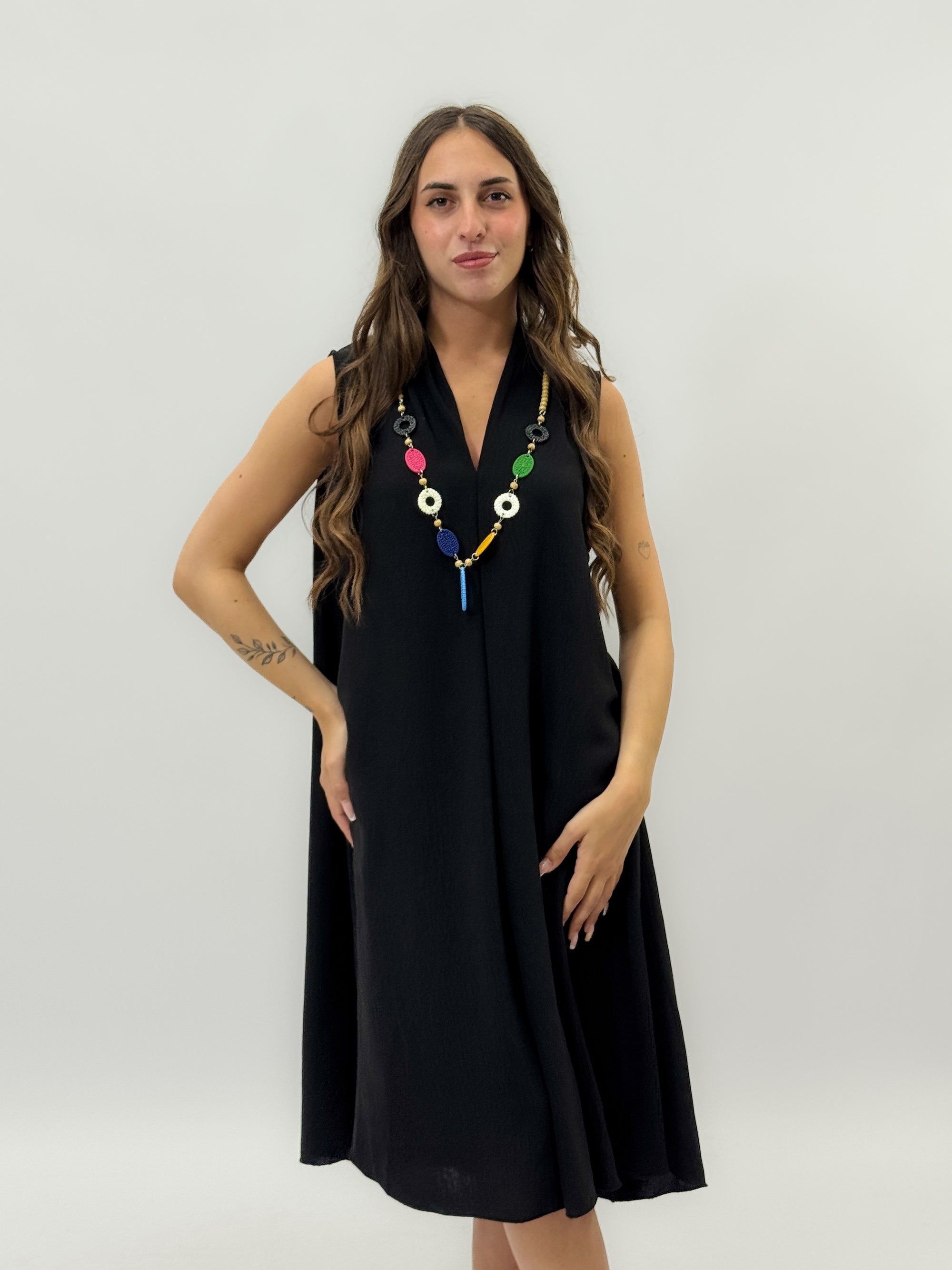 Abito con scollo a V e collana