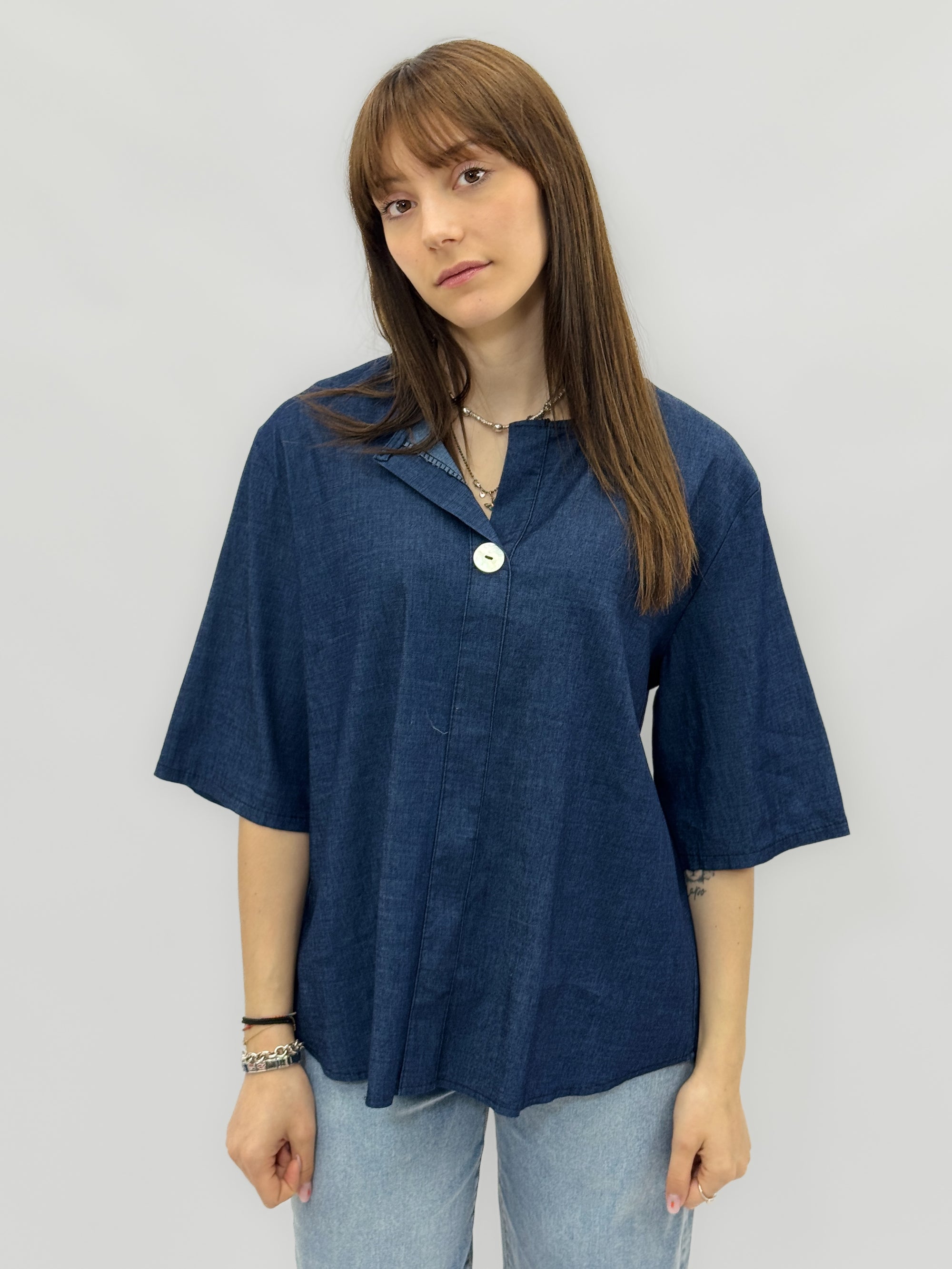 Blusa in denim leggero con scollo a V e bottone