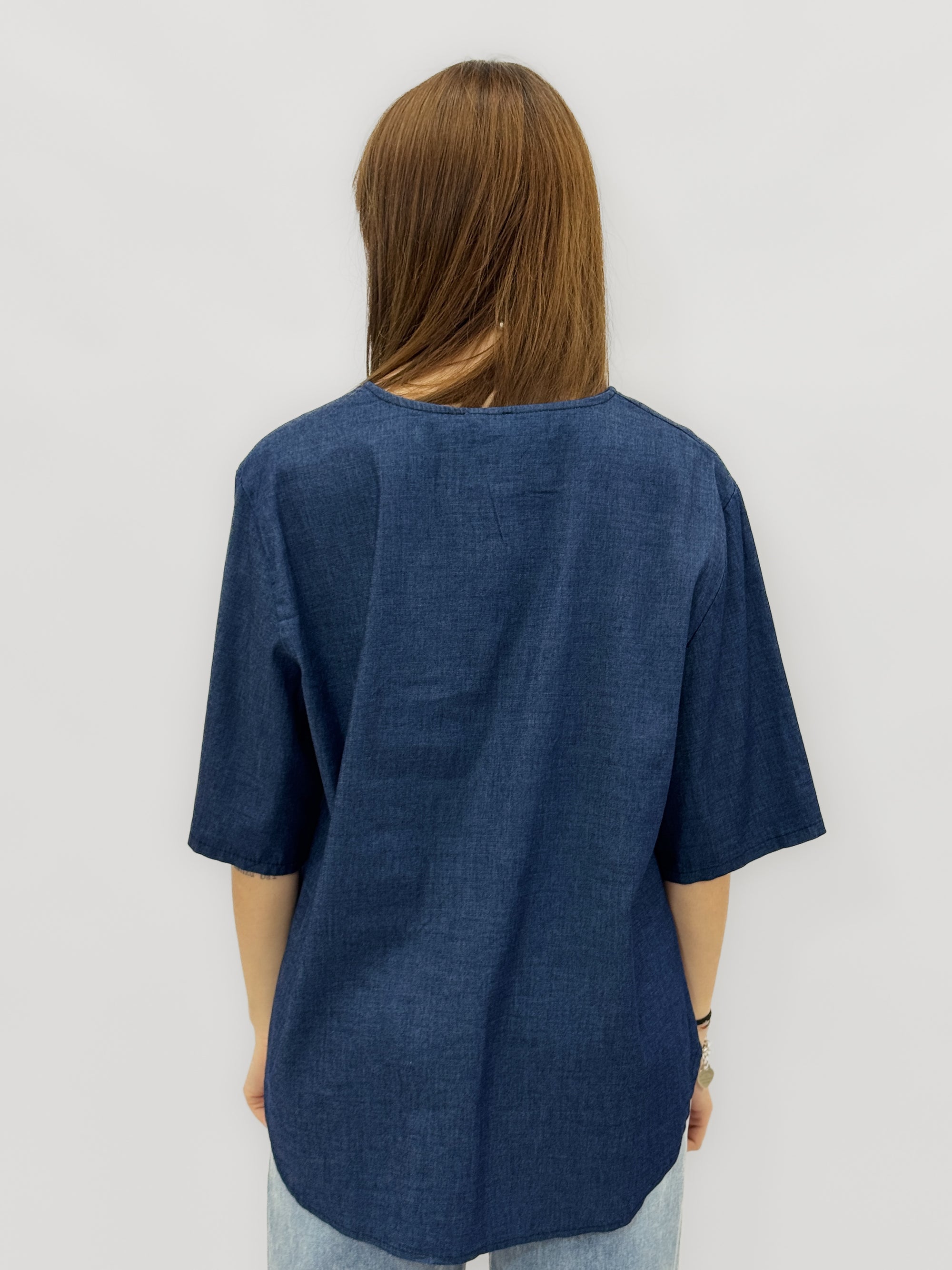 Blusa in denim leggero con scollo a V e bottone