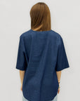 Blusa in denim leggero con scollo a V e bottone