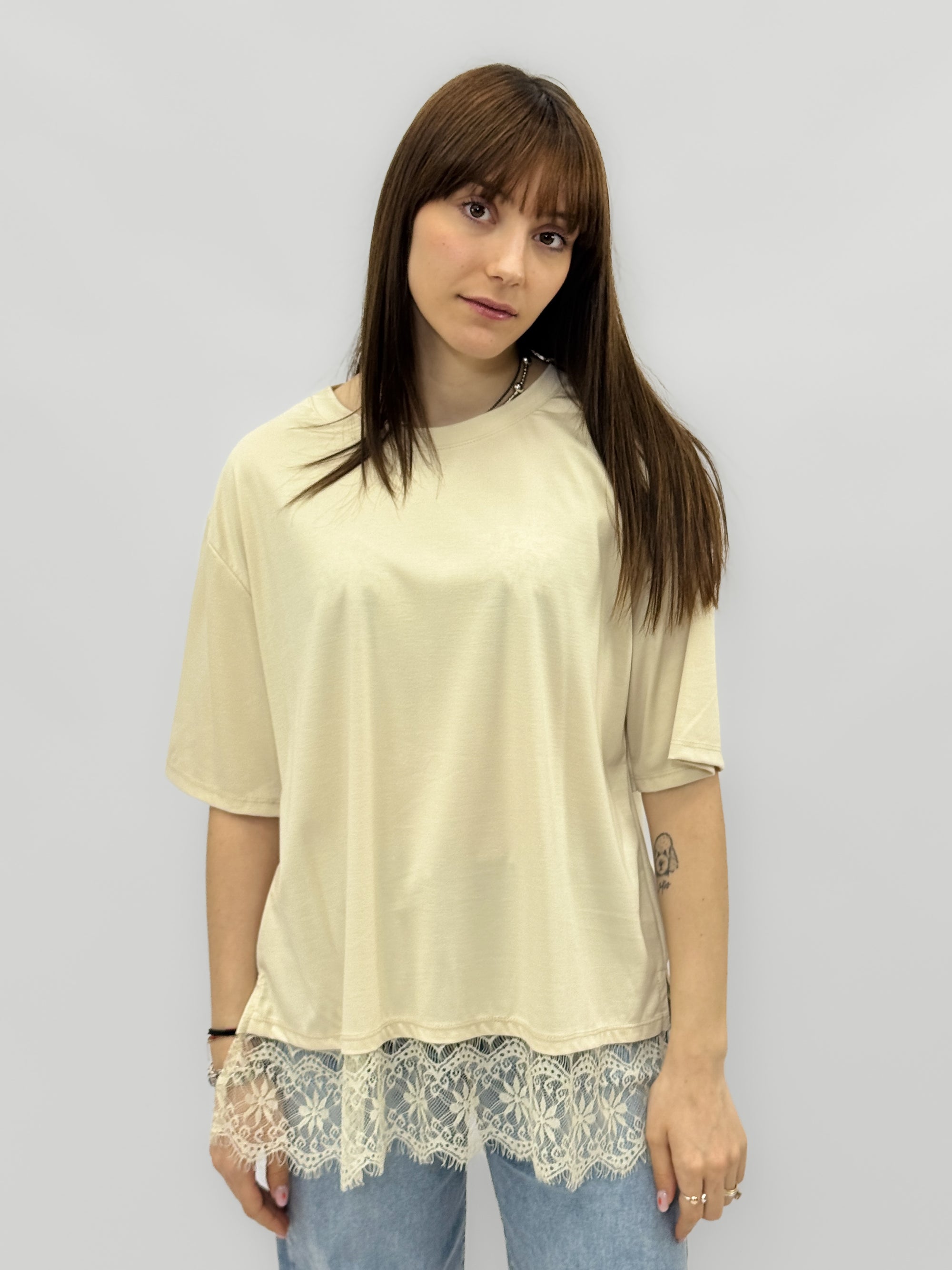 T-shirt over con inserto in pizzo sul fondo