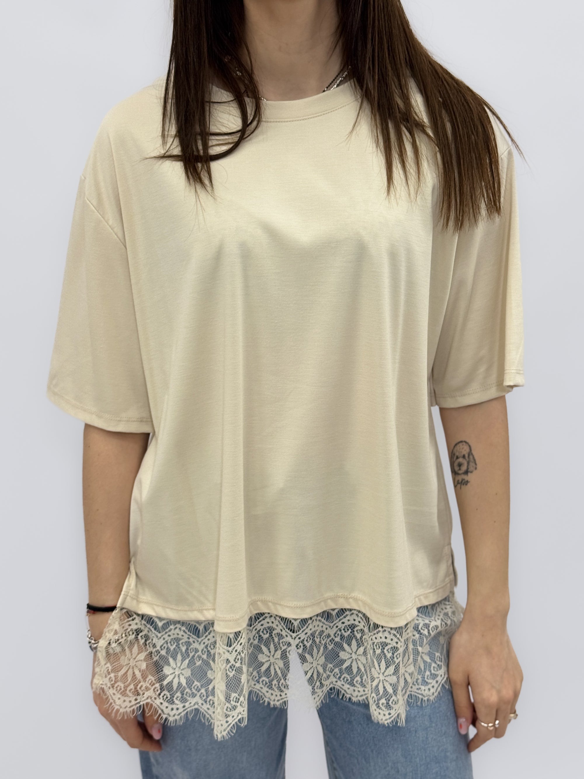 T-shirt over con inserto in pizzo sul fondo