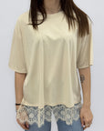 T-shirt over con inserto in pizzo sul fondo