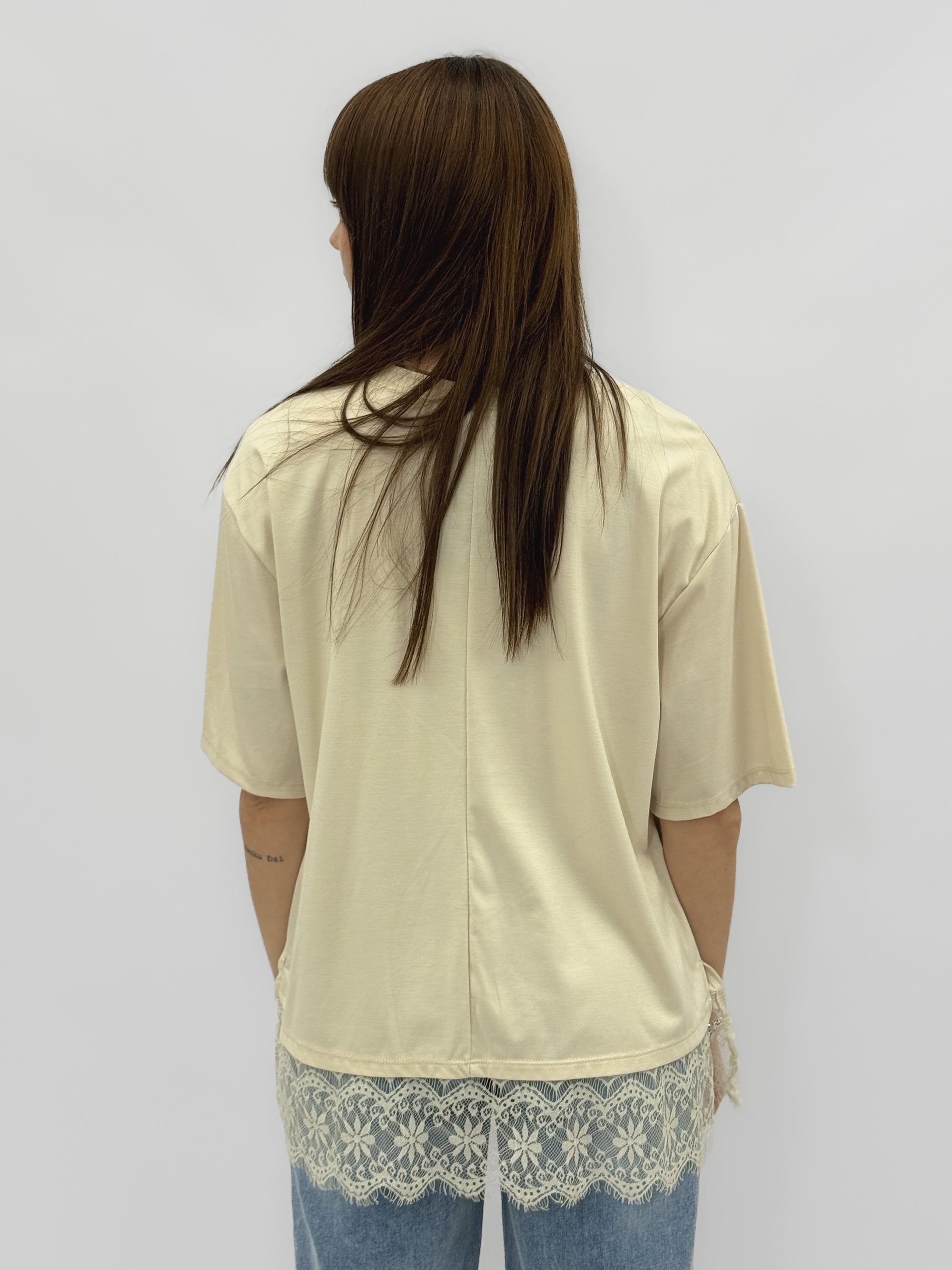 T-shirt over con inserto in pizzo sul fondo