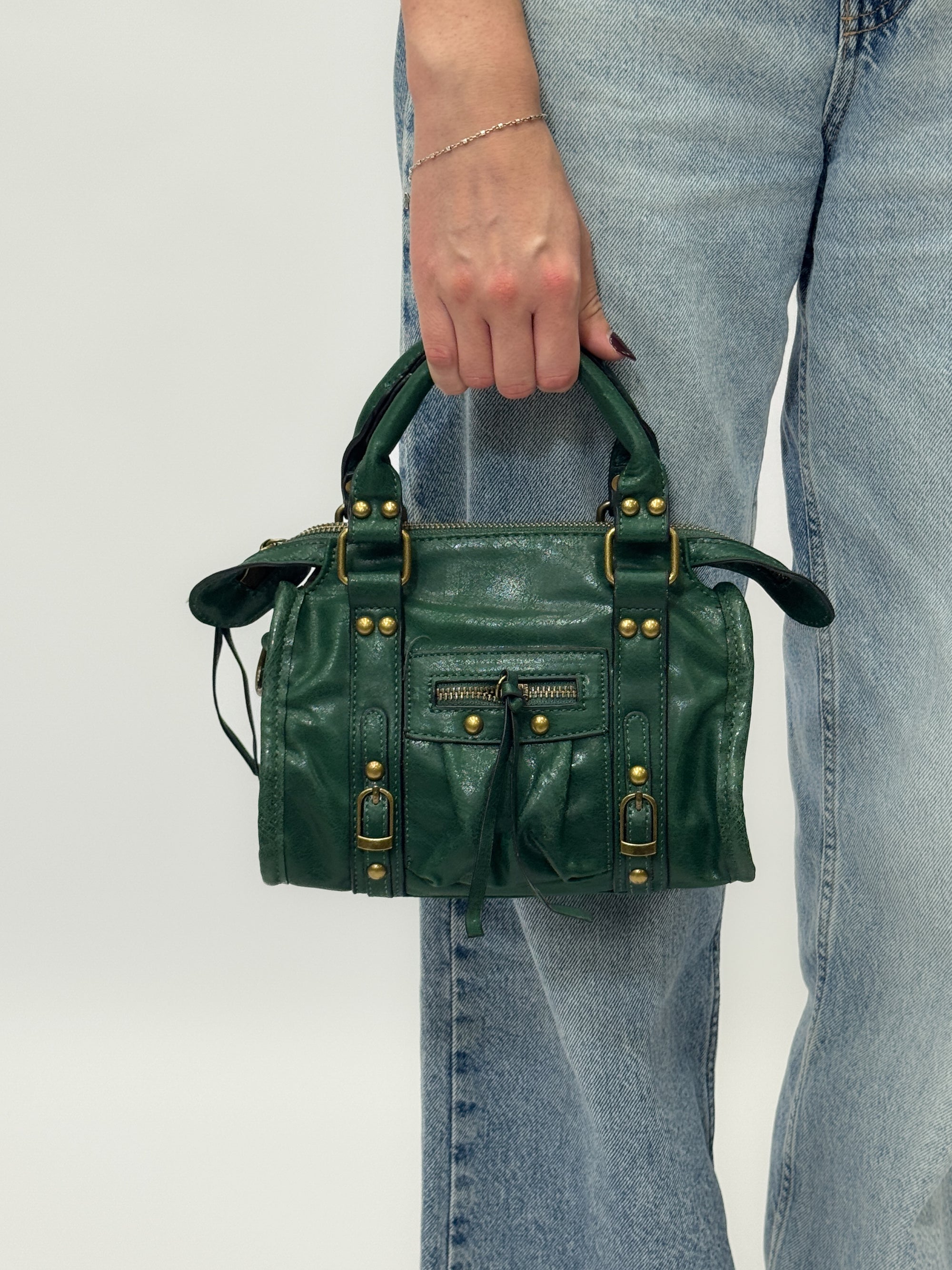 Borsa a mano con dettagli borchiati