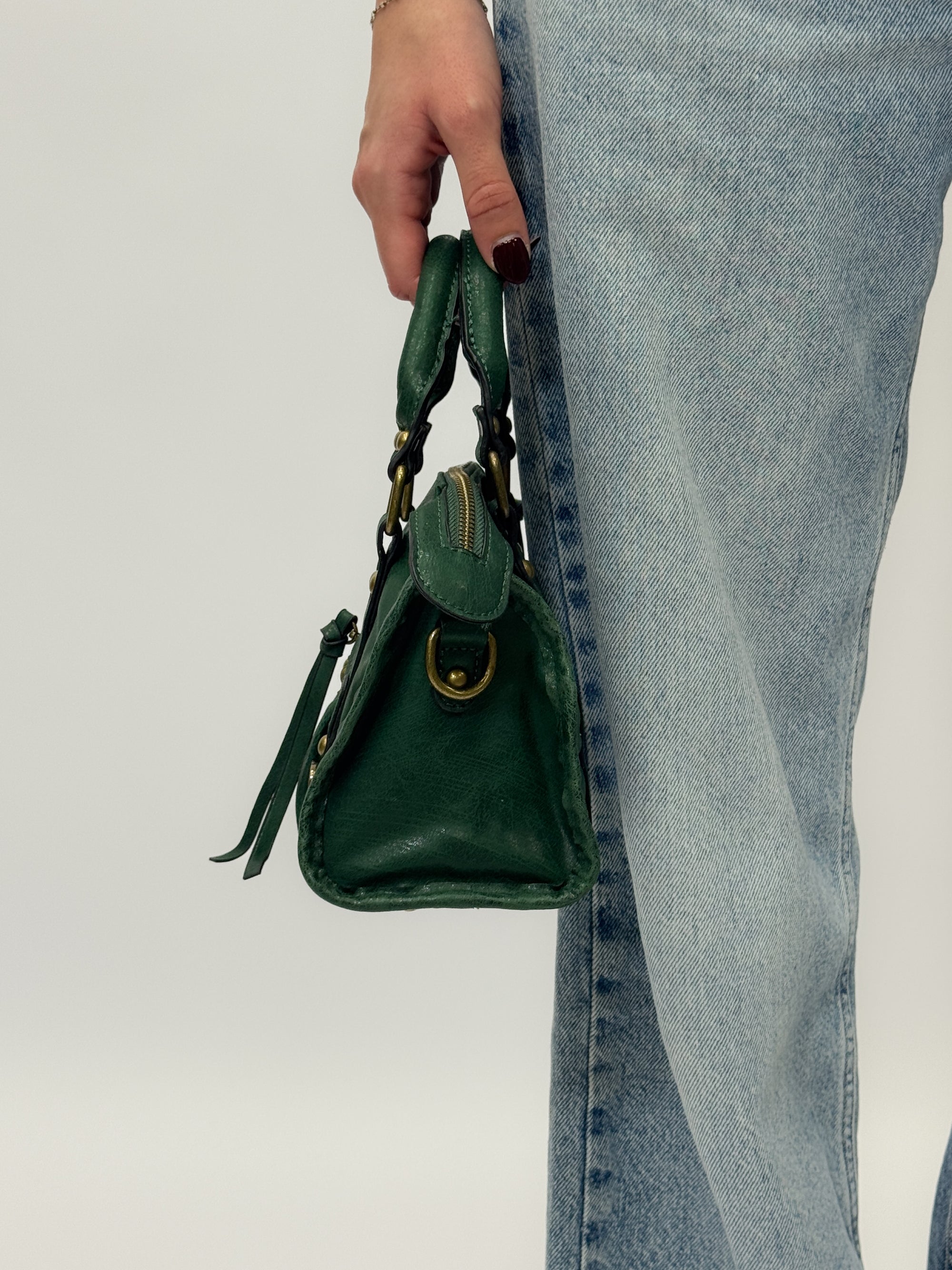 Borsa a mano con dettagli borchiati