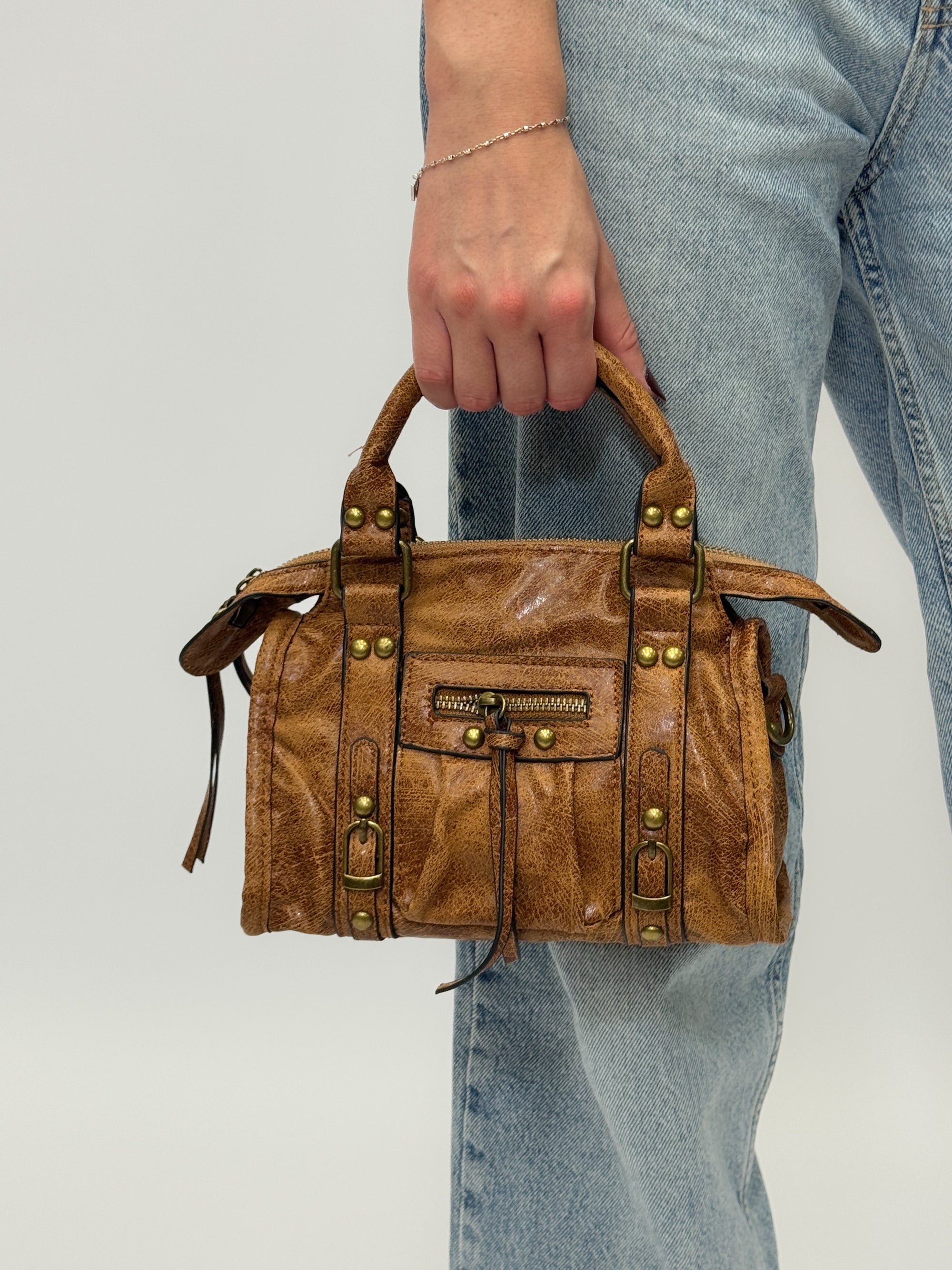 Borsa a mano con dettagli borchiati