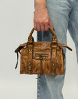 Borsa a mano con dettagli borchiati