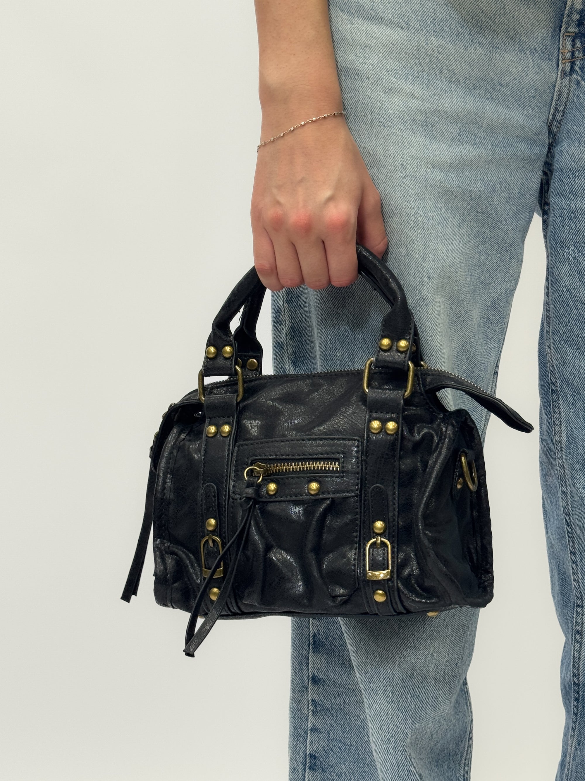 Borsa a mano con dettagli borchiati